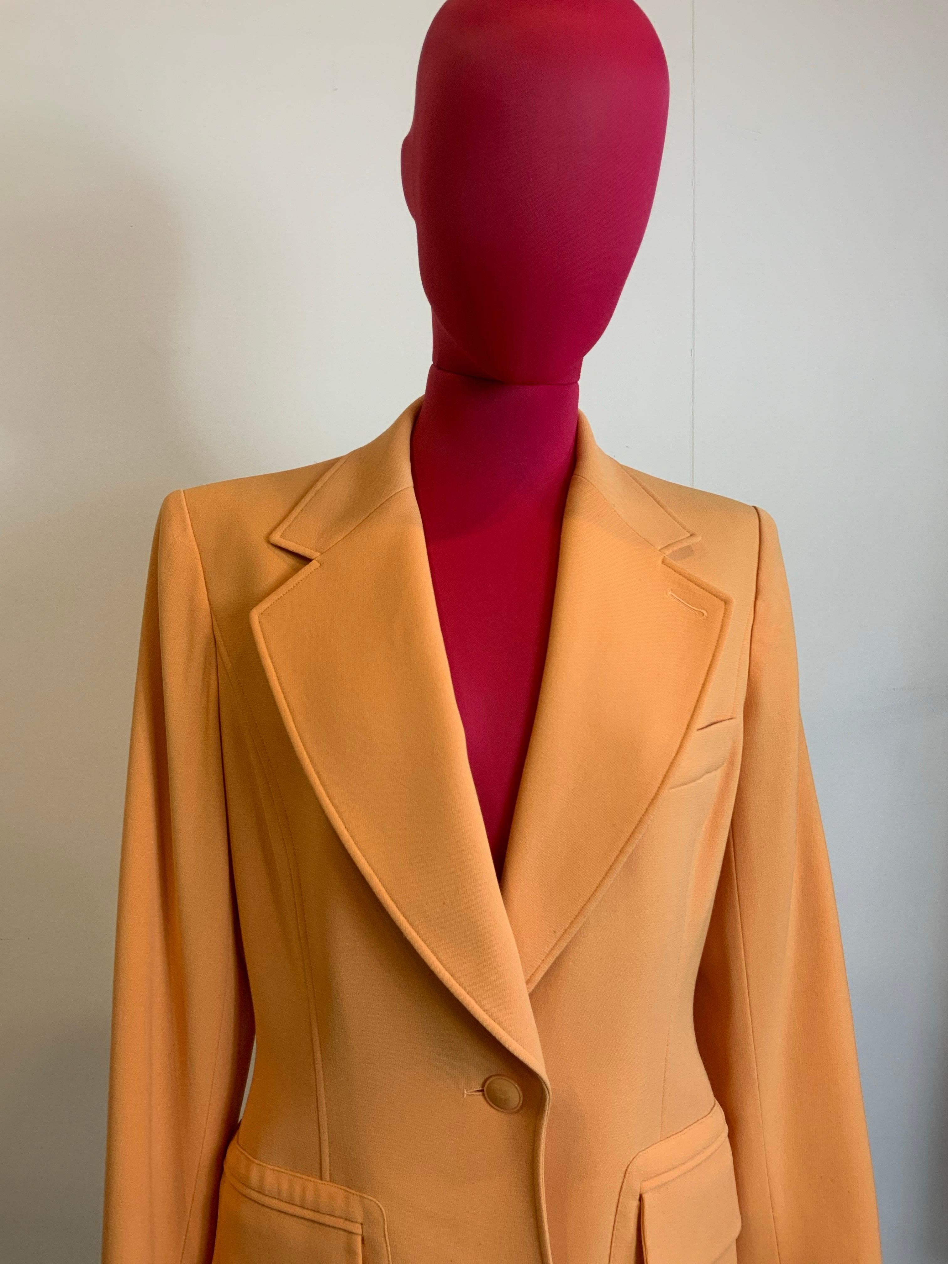 Hermès Jacke.
100% Wolle, gefüttert.
Größe 38 französisch, was einer italienischen 42 entspricht.
Schultern 42 cm
Brustumfang 44 cm
Länge 80 cm
Ärmel 63 cm
Guter Allgemeinzustand, weist Gebrauchsspuren und einige sehr kleine Flecken auf, wie auf dem