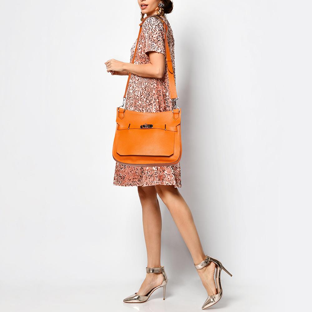 Die Jypsiere kommt in einem Design daher, das der berühmten Hermes Birkin und Kelly sehr ähnlich ist. Es handelt sich um ein lässigeres Design der kultigen Handtaschen. Dieser hier ist aus Taurillon Clemence Leder gefertigt und mit einem geräumigen