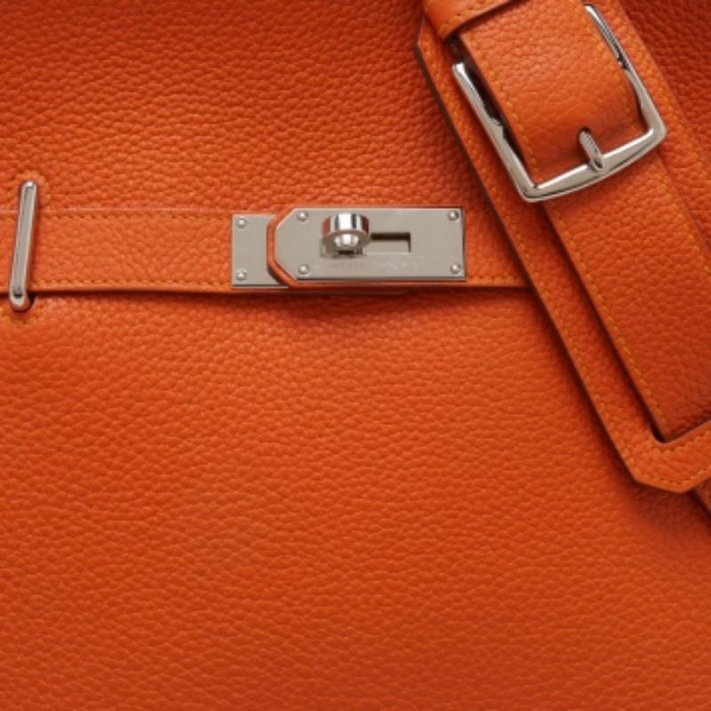 La Jypsiere ha un design che ricorda deliziosamente le famose Birkin e Kelly di Hermes. Si tratta di un design più casual delle iconiche borse. Questo modello è realizzato in pelle Taurillon Clemence ed è dotato di interni spaziosi. Completata dalla