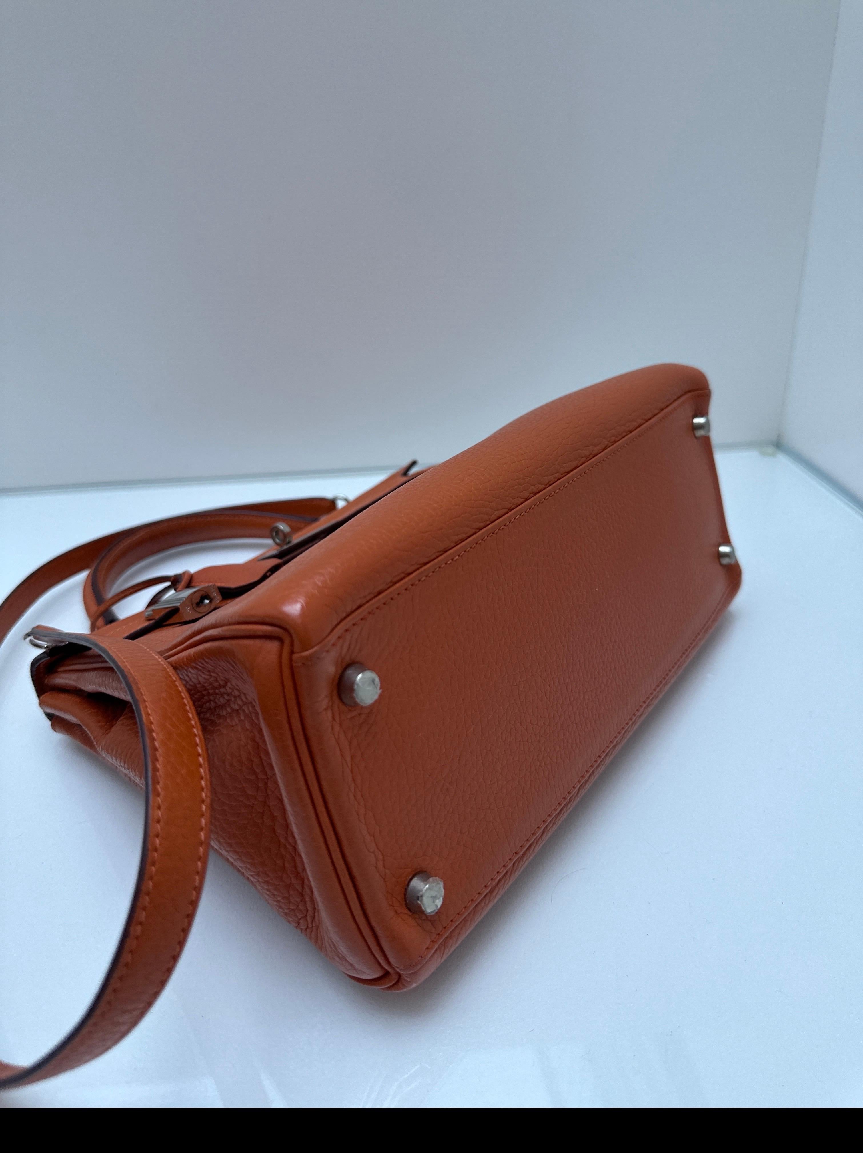Borsa Kelly 28 arancione di Hermes in vendita 15