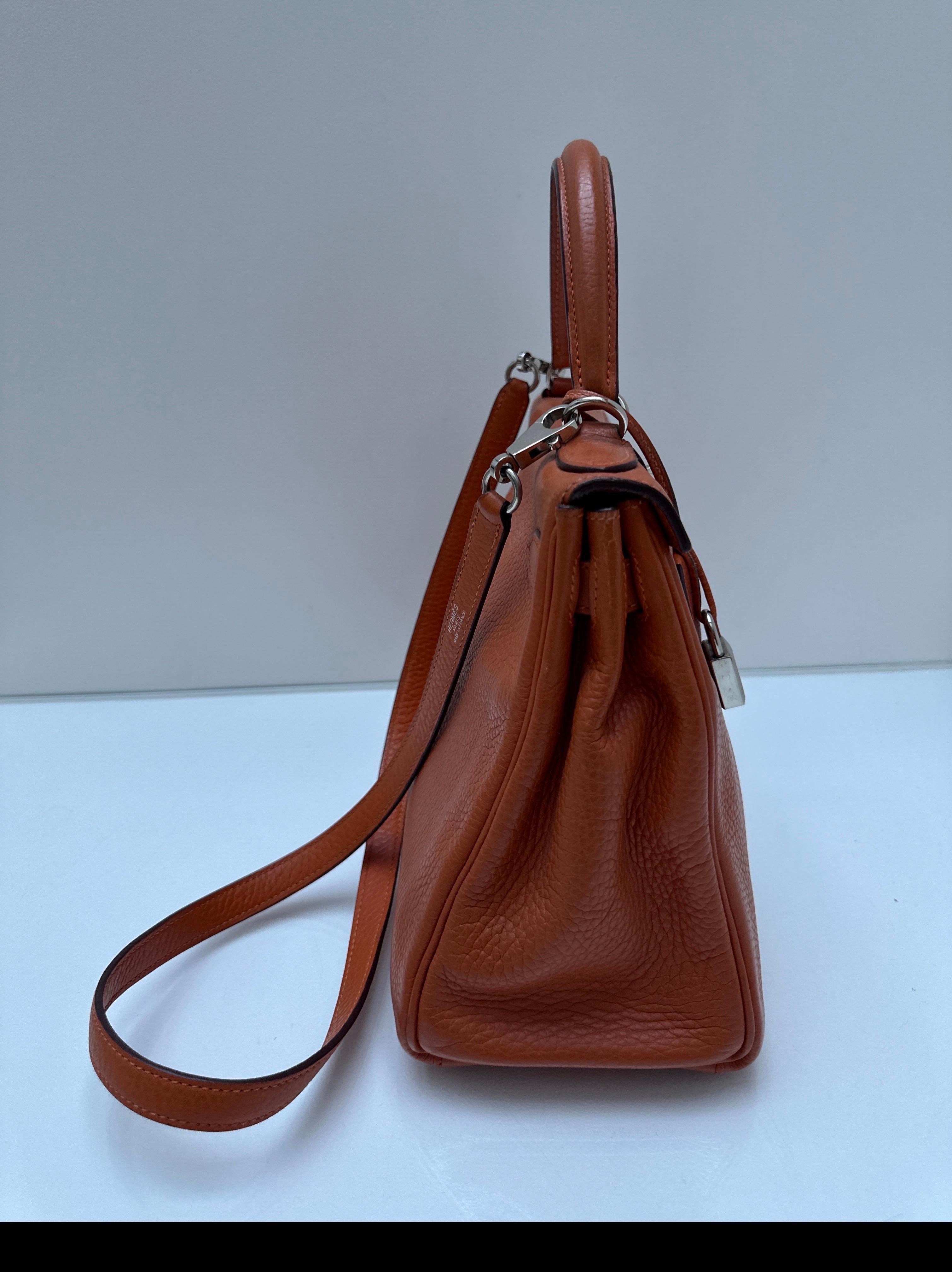 Borsa Kelly 28 arancione di Hermes In condizioni buone in vendita a Athens, GA