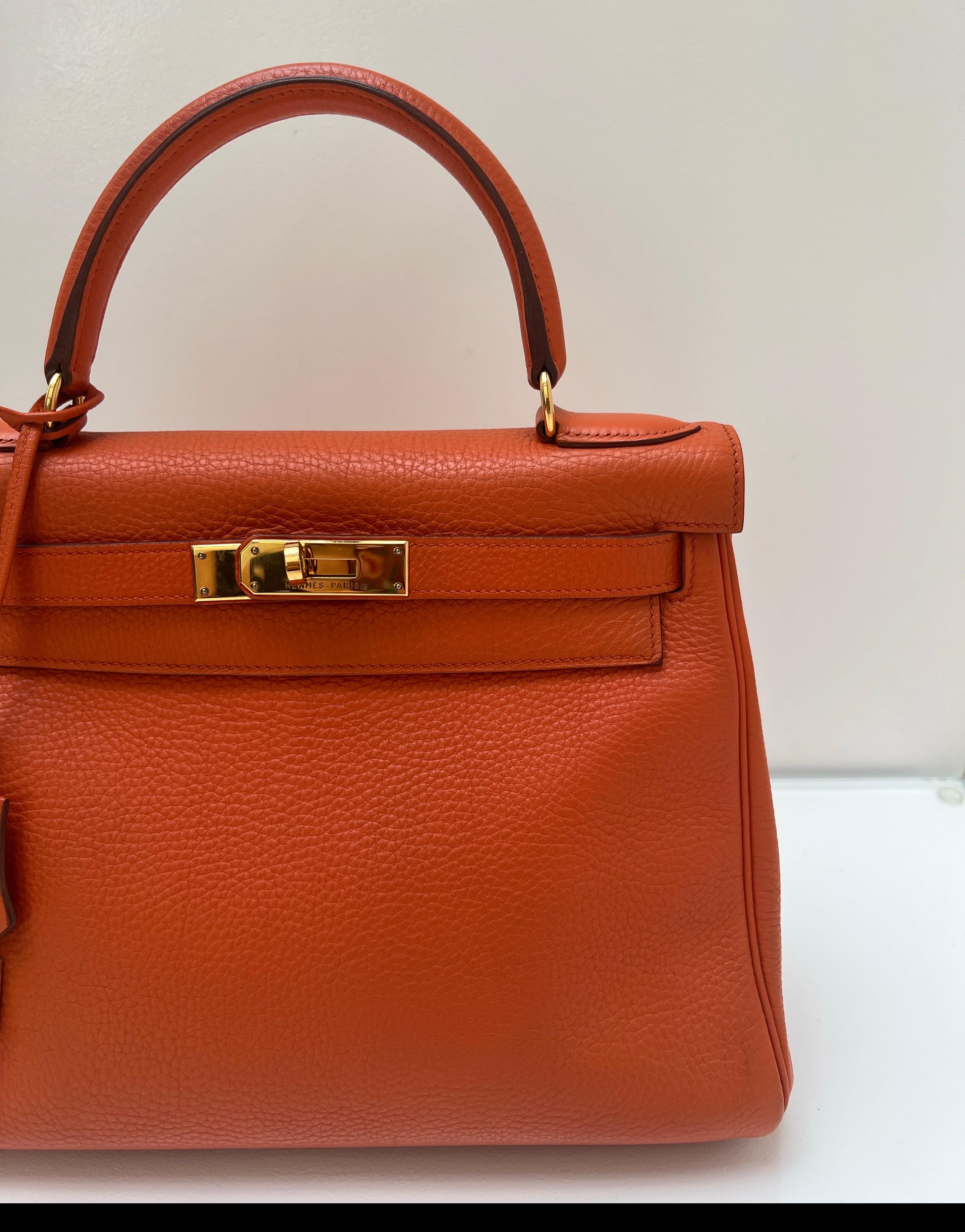 Borsa Kelly 28 arancione di Hermes In condizioni ottime in vendita a Athens, GA