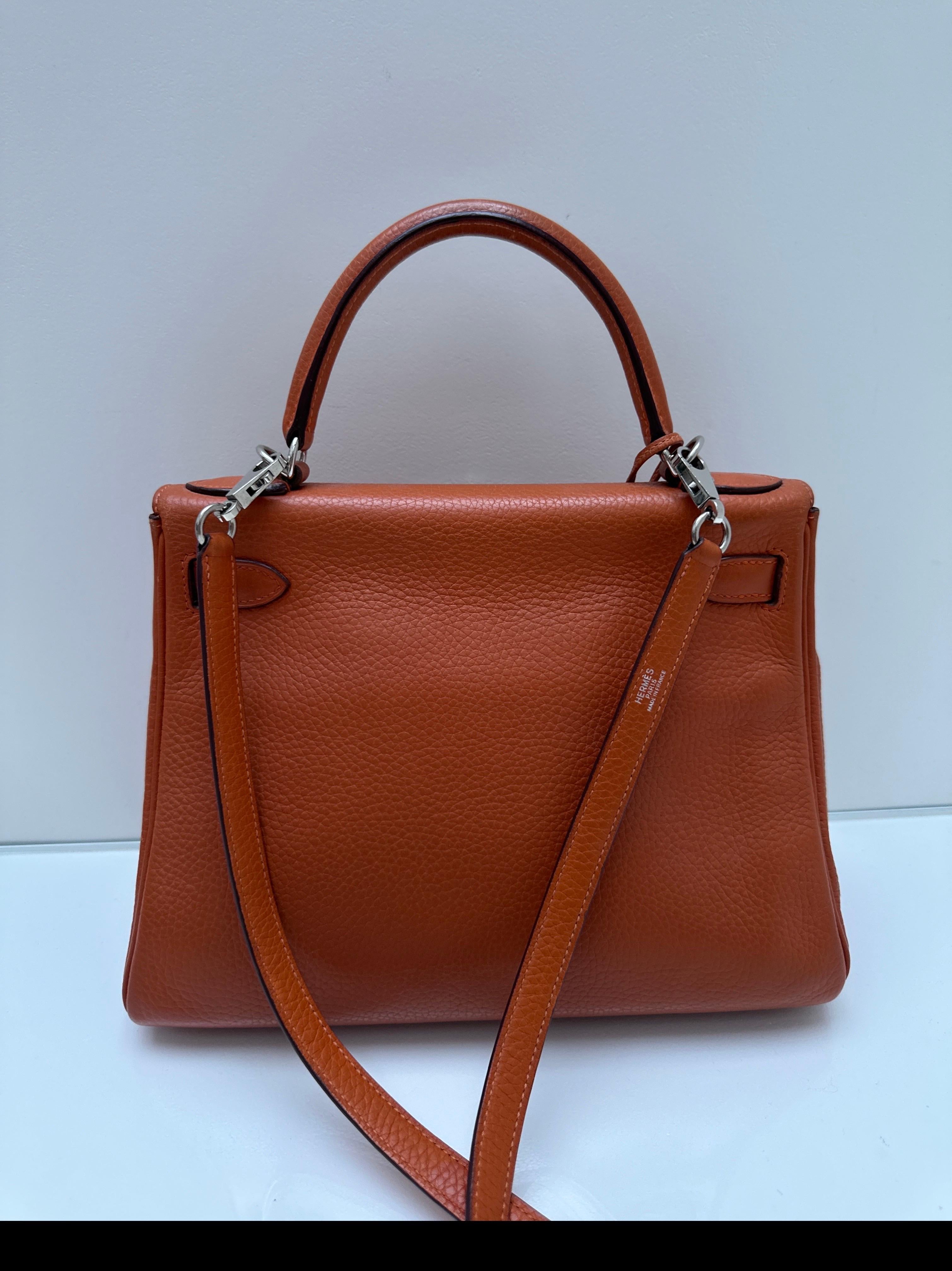 Borsa Kelly 28 arancione di Hermes in vendita 1