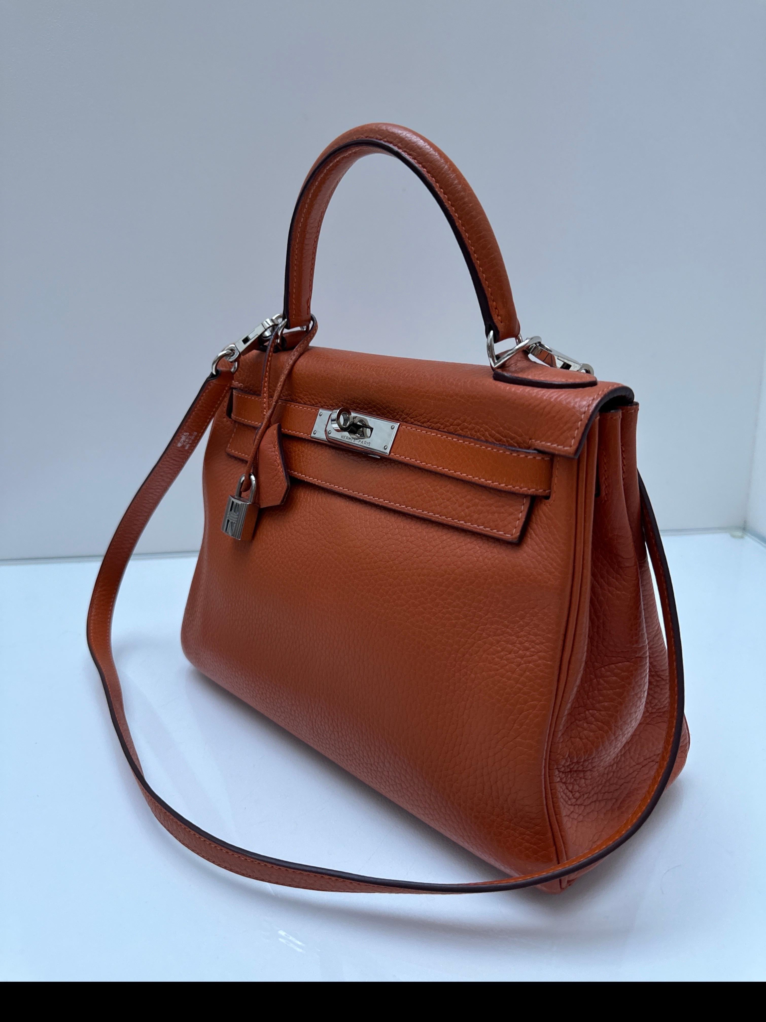 Borsa Kelly 28 arancione di Hermes in vendita 3