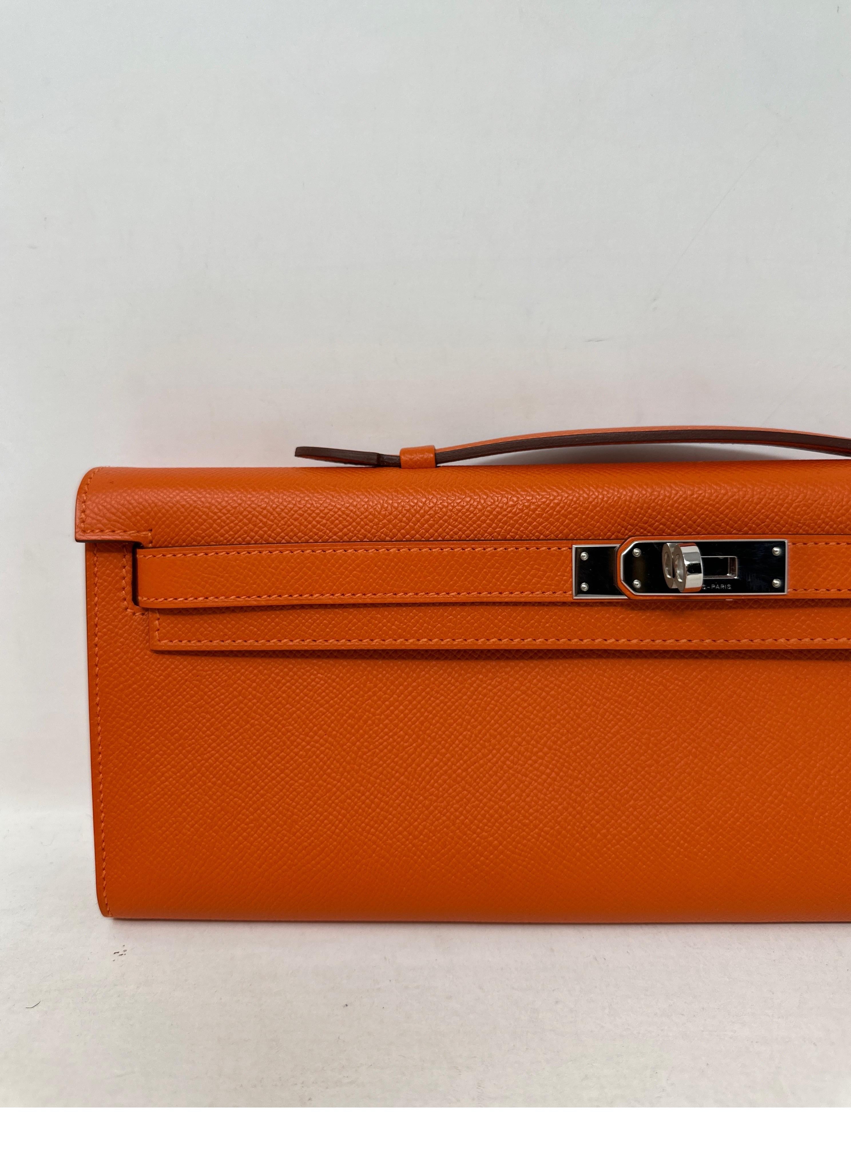 Hermes Orange Kelly Clutch In Excellent Condition In Athens, GA