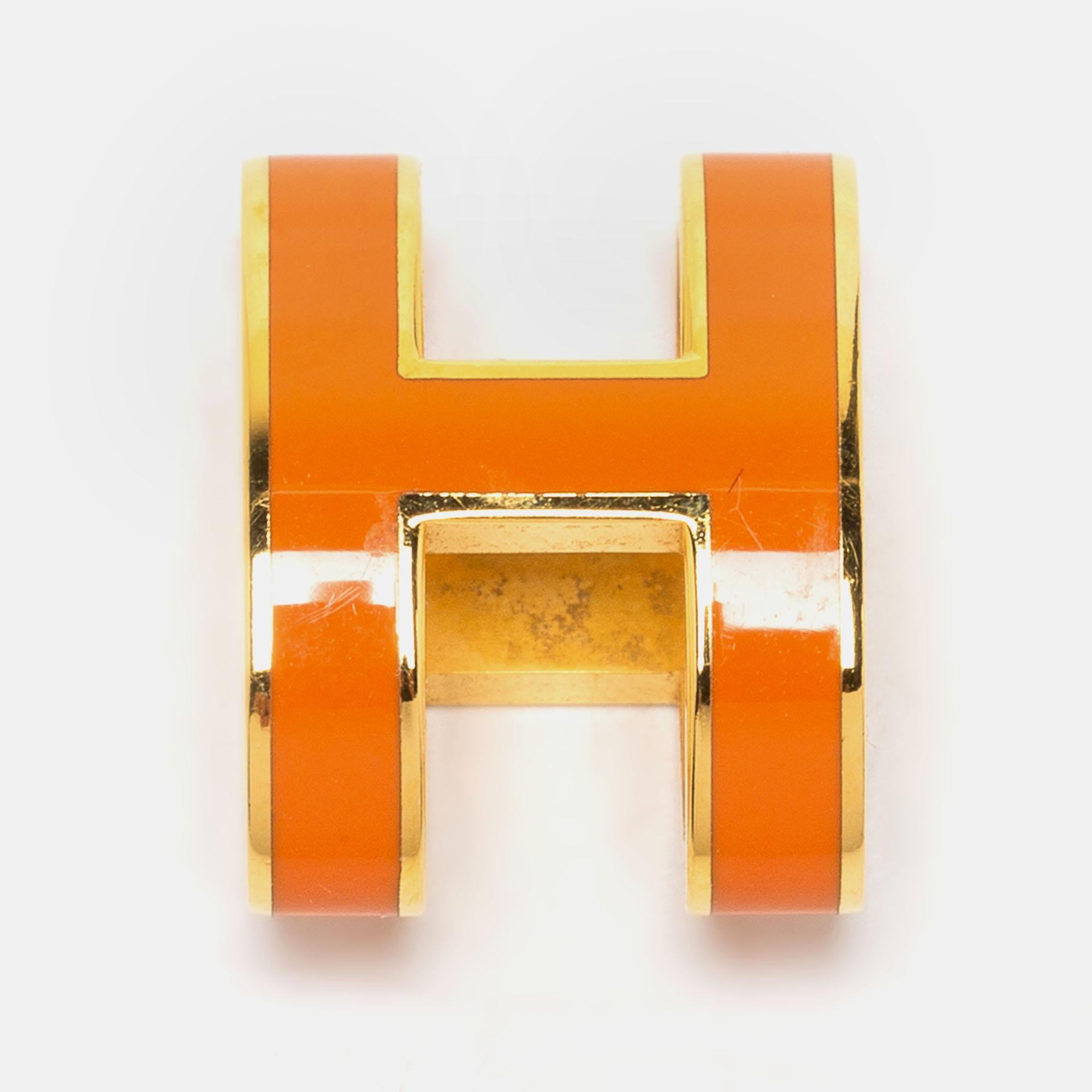 This stunning gold-plated pendant by Hermès is minimal and effortlessly stylish to pair with any outfit. Set in a signature logo H-shape tinted with orange enamel, this Pop H piece is a practical and simple piece that can be worn on any day!

