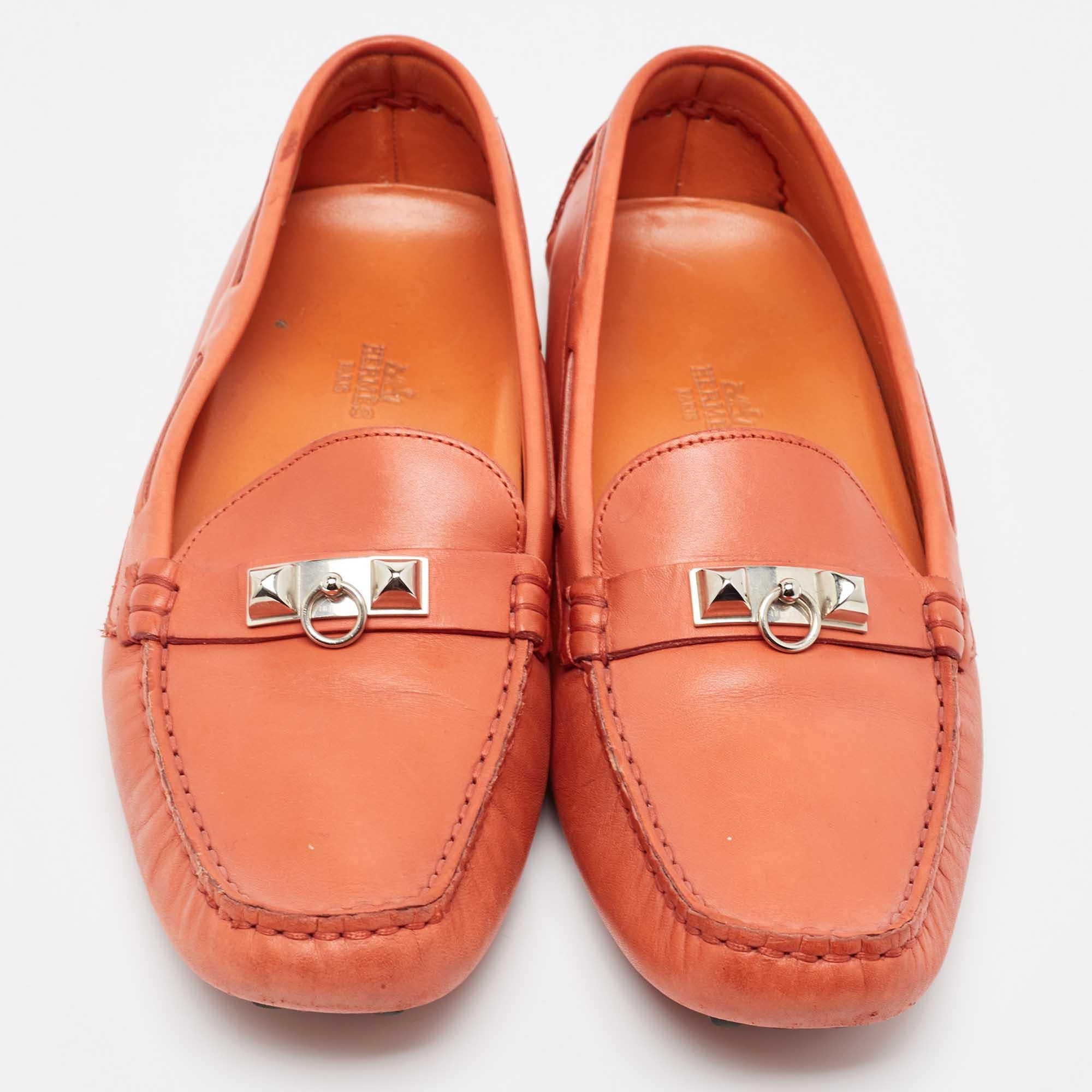 To perfectly complement your attires, we bring you this pair of loafers that speak nothing but style. The shoes have been crafted with skill and are designed to be easy to slip on. They are just the right choice to complement your fashionable side.

