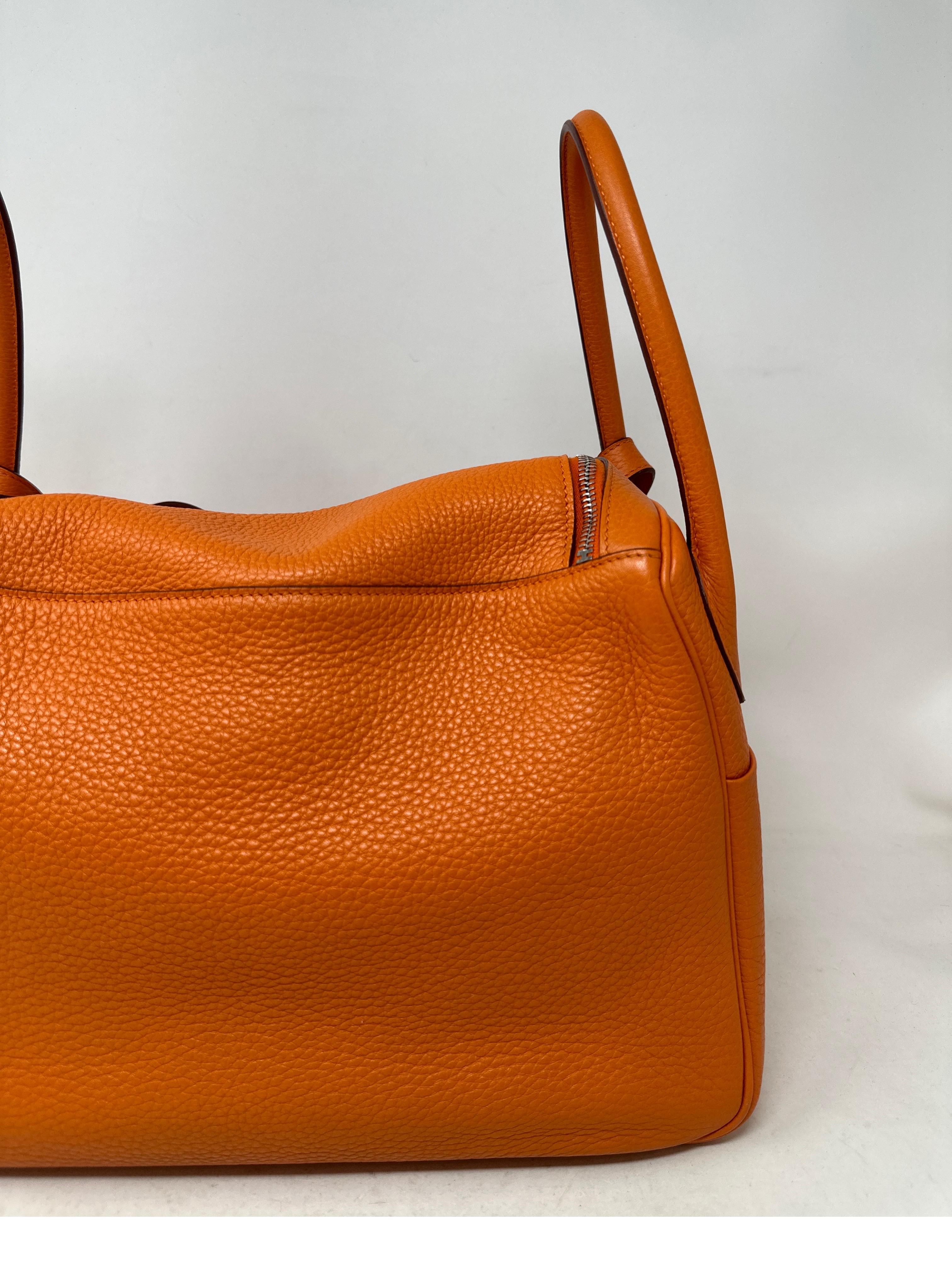 Hermes Orange Lindy Bag  In Excellent Condition In Athens, GA