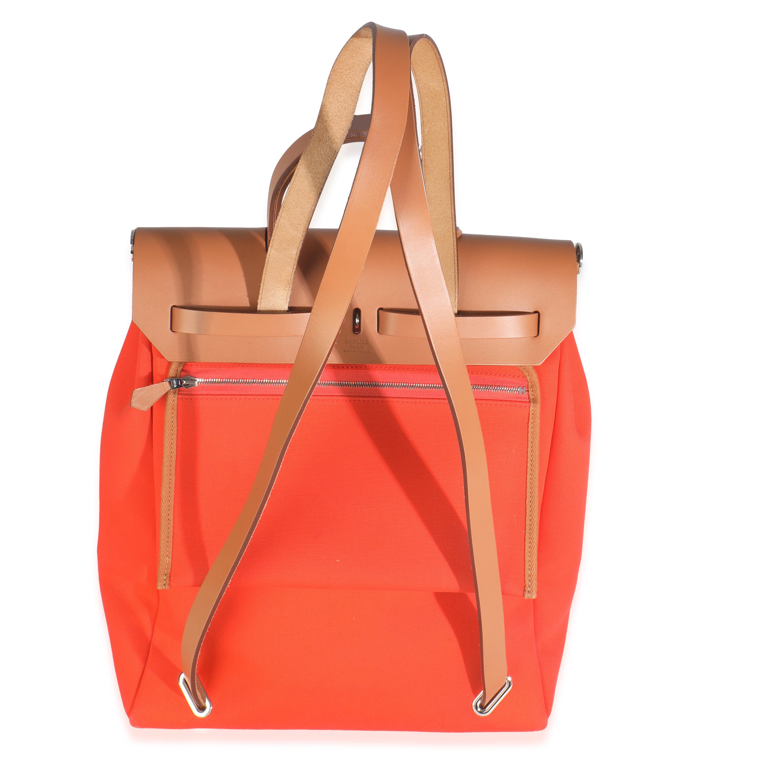 Listing Titel: Hermès Orange Mecano Fauve Military Toile Vache Hunter Herbag Rucksack
SKU: 149171
Zustand: Gebraucht 
Beschreibung des Zustands: Im Jahr 1967 wurde eine Hermès Tasche geboren. Als Jean-Louis Dumas Kreativdirektor des französischen