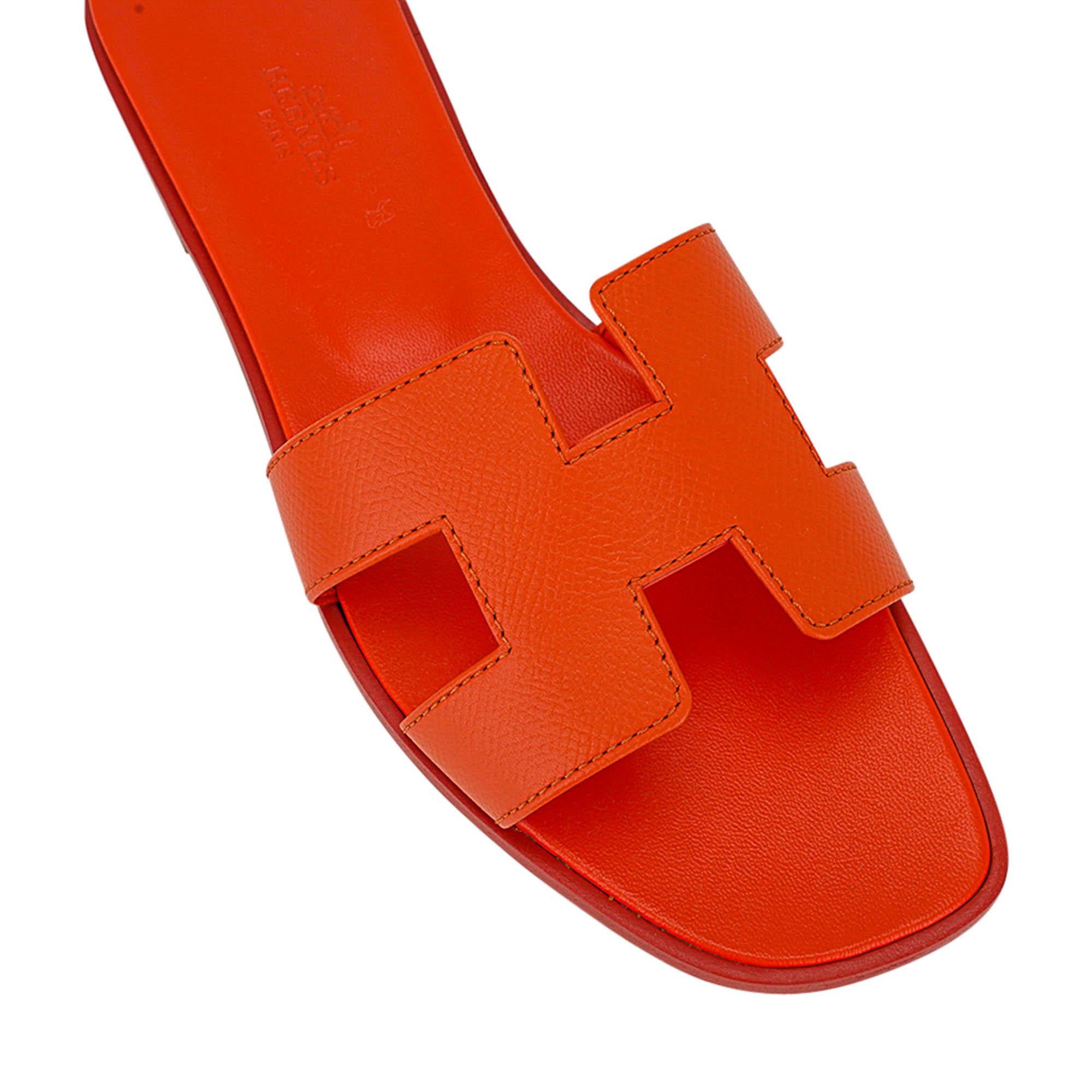 Mightychic offers Hermes Oran sandals featured in Orange.
Thirst quenching classic cult Orange epsom leather Hermes Oran slide sandal. 
The iconic H cutout over the top of the foot.
Matching embossed calfskin insole.
Wood heel with leather