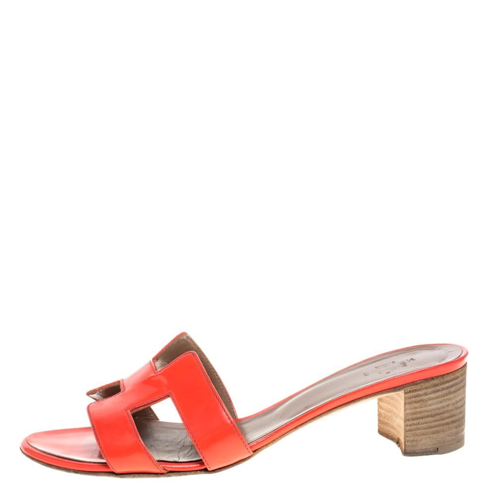 Comfort has a new look now! This pair of Oasis slides from the house of Hermes is designed to offer ease in the most luxurious way. Constructed with patent leather, the orange slides feature open toes, low block heels, and the signature H on the