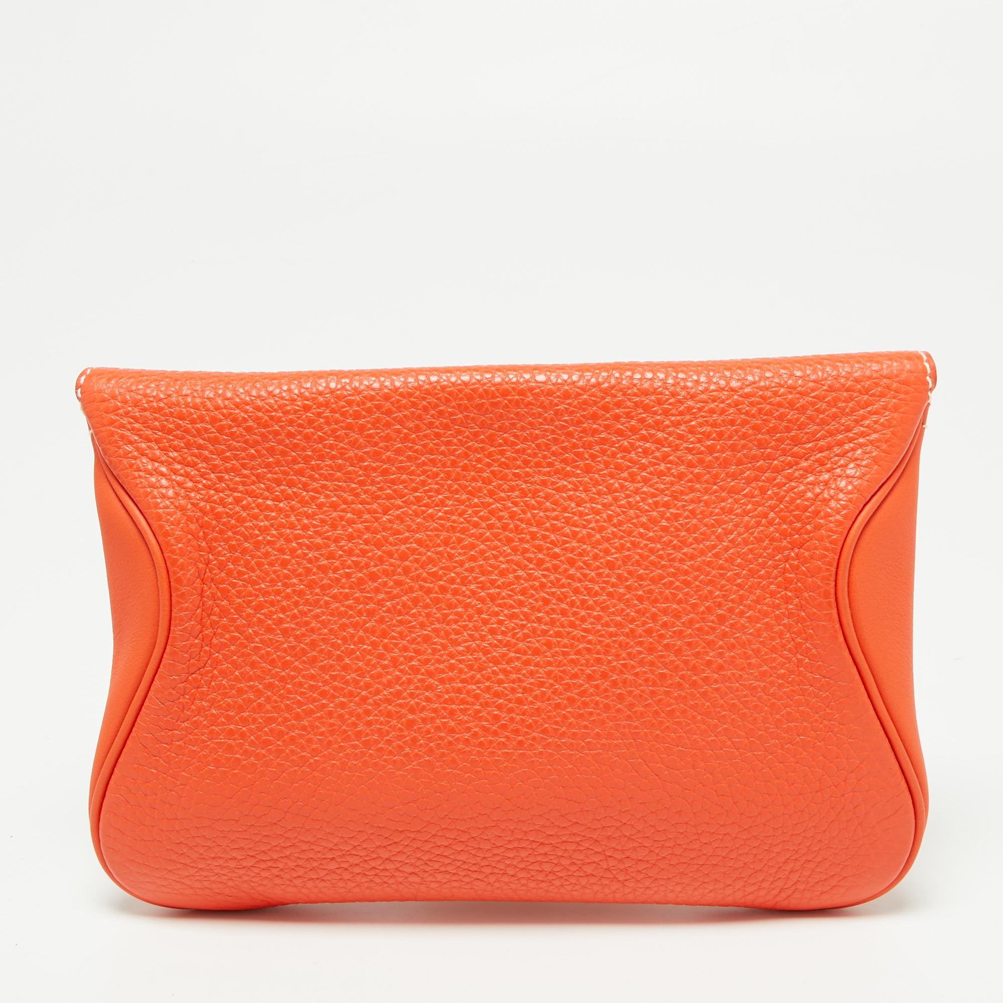 This Hermes clutch is utterly vibrant in its orange hue and is carefully crafted from exquisite leather to offer you a summer accessory you will cherish. It is defined by high quality and an enduring appeal. Flaunt the pretty clutch with sundresses