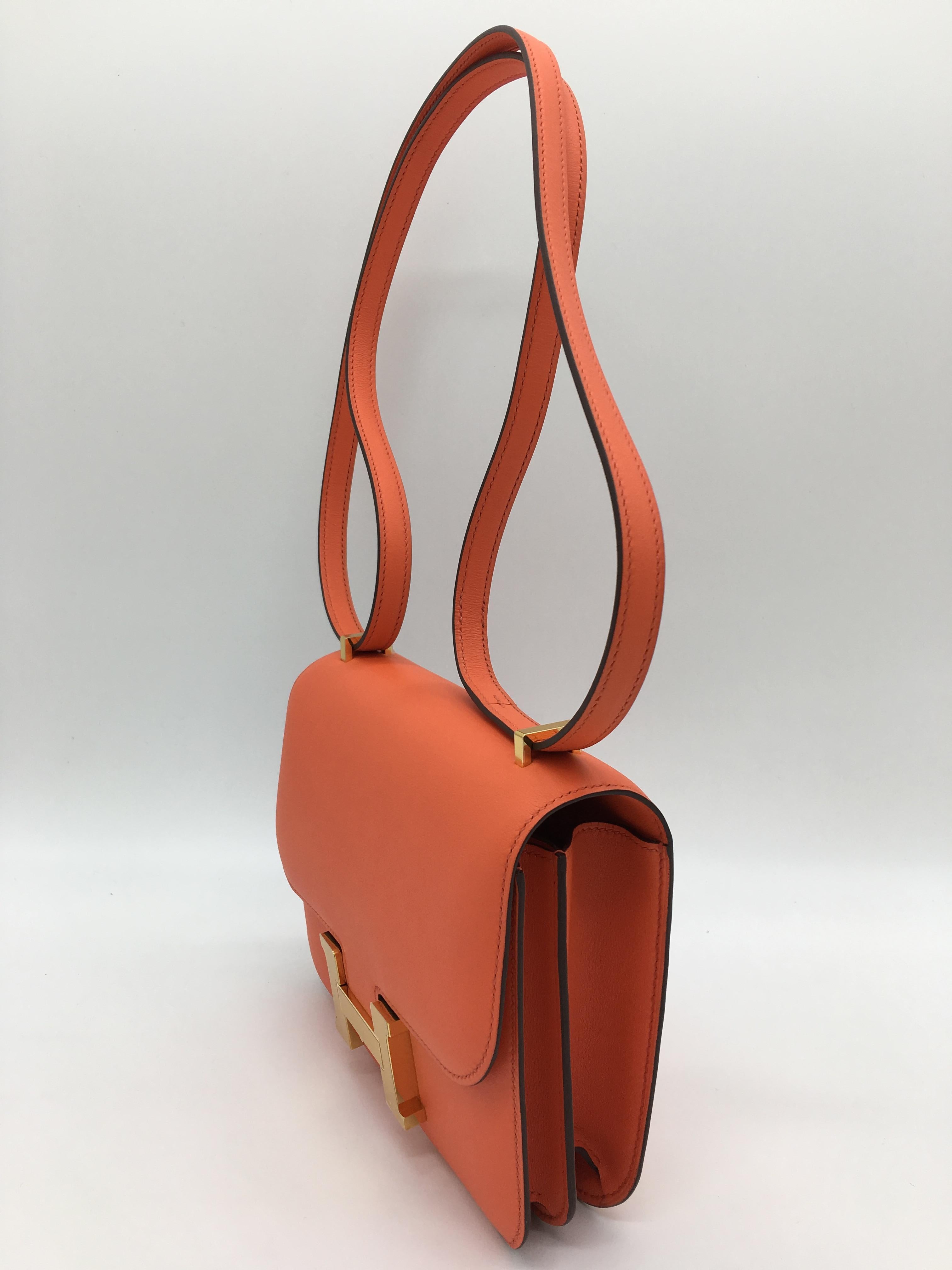 Hermes Orange Poppy Constance 18cm Swift im Zustand „Neu“ im Angebot in London, GB