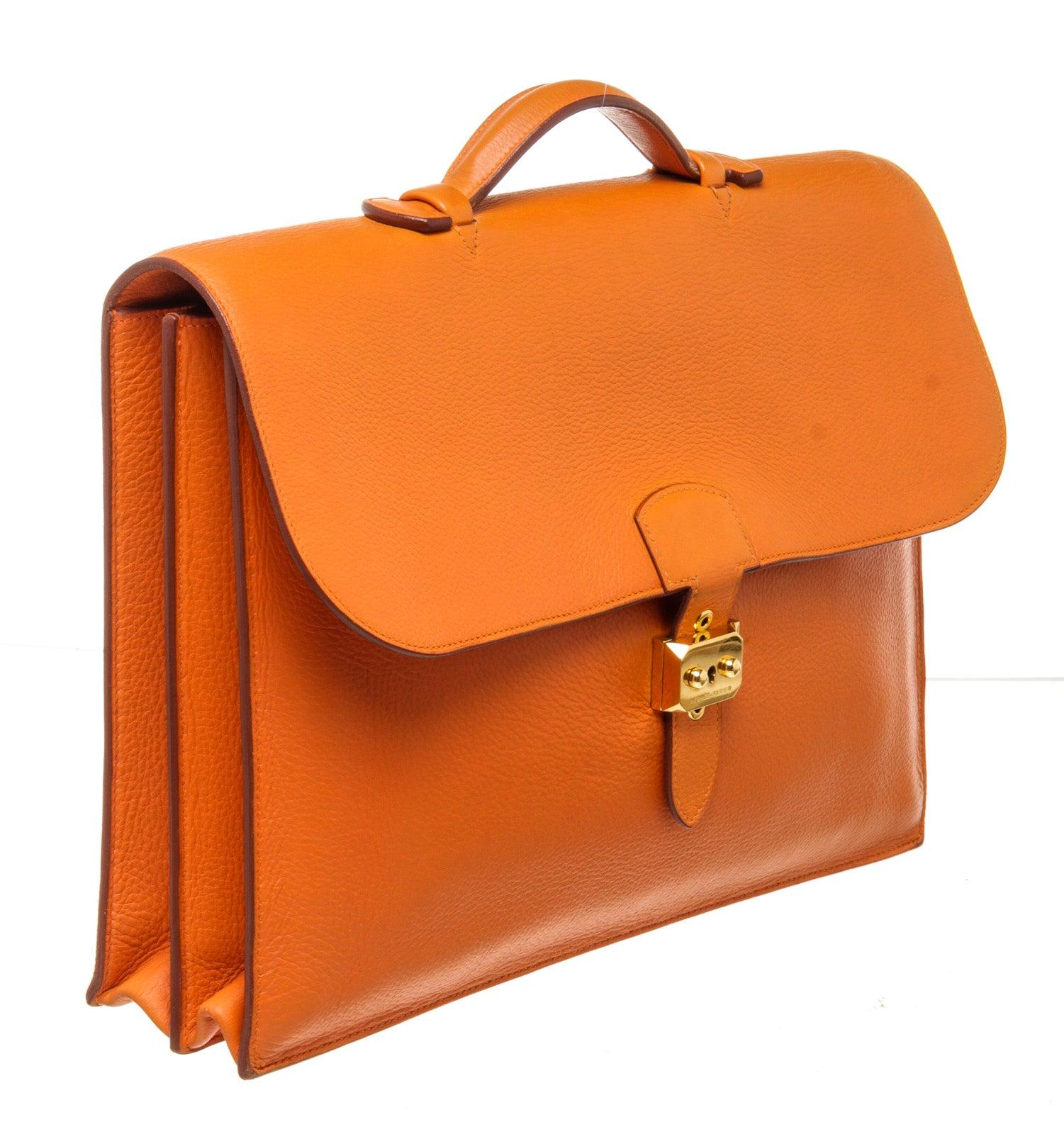 Hermes Orange Sac a Depeches Aktentaschen aus Leder, goldfarbene Beschläge, Lederbesatz, Innenfach, Wildlederfutter, Tragegriff und Push-Lock-Verschluss.

47181MSC 