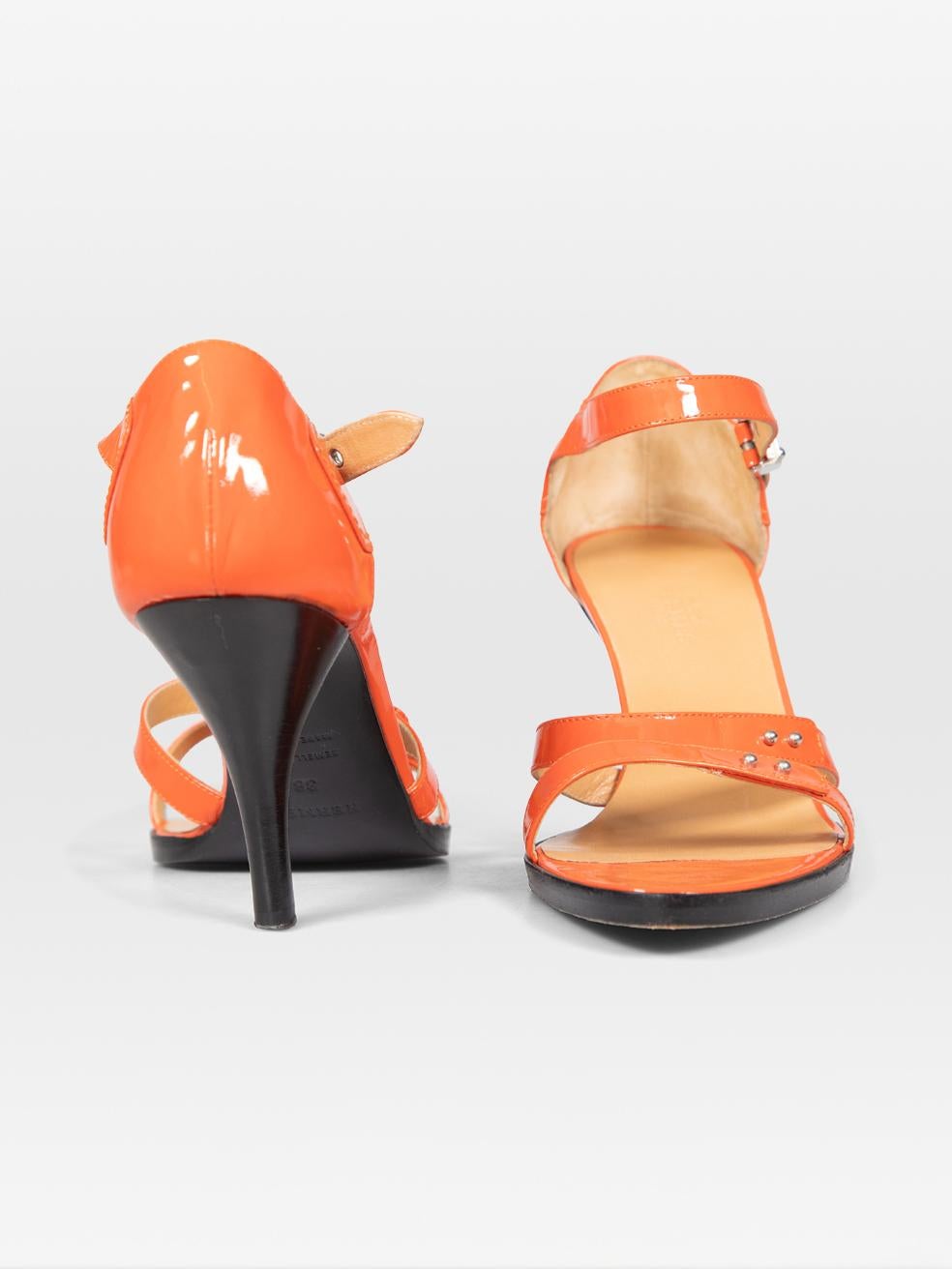 Noir Sandales à talons Hermès Orange Sanguine Patent Taille IT 38 en vente