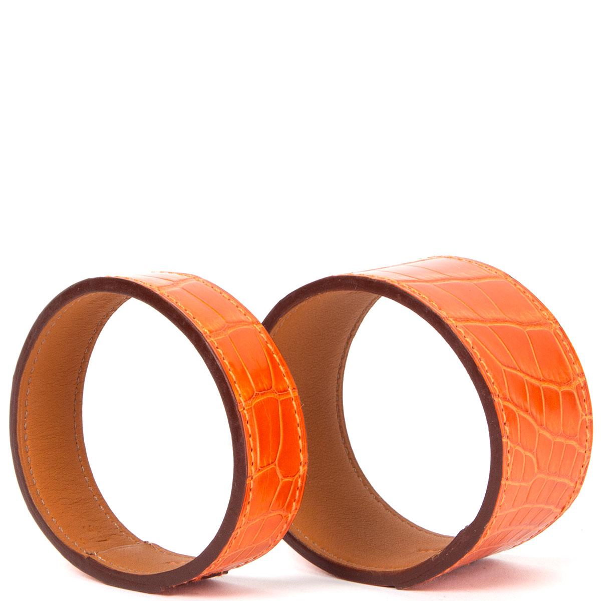 100% authentiques Hermes 'Neo' bangles en cuir crocodile orange brillant. Jeu de deux tailles PM & GM. Ils ont été portés et sont en excellent état. Livré avec boîte. 

Mesures
Taille de l'étiquette	M
Circonférence	19cm (7.4in)

Toutes nos annonces