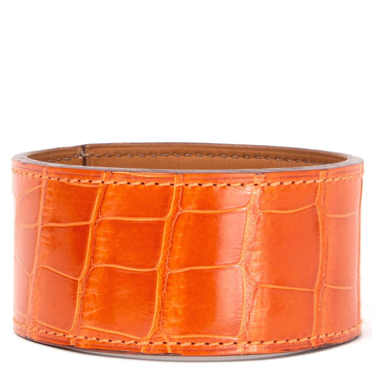 HERMES orange shiny crocodile 'Neo' Bangle Bracelet M In Excellent Condition For Sale In Zürich, CH