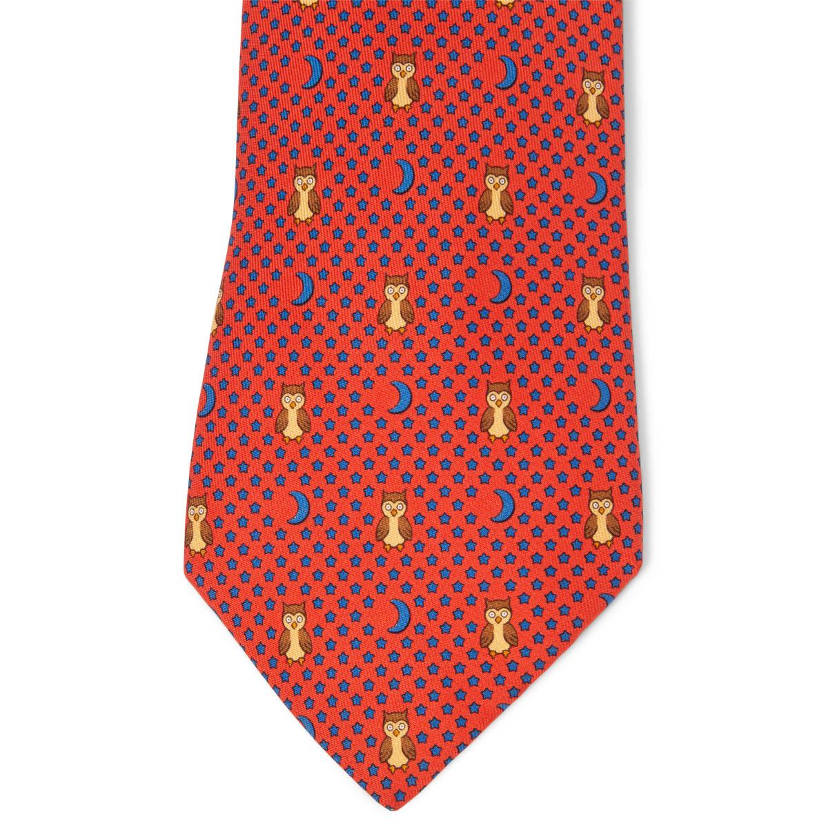 Cravates Hermès Night Owl 100% authentiques en twill de soie orange, bleu et marron (100%). A été porté et est en excellent état. Pas de boîte.

Mesures
Modèle	7997
Longueur	156cm (60.8in)
Point le plus large	9cm (3.54in)

Toutes nos annonces