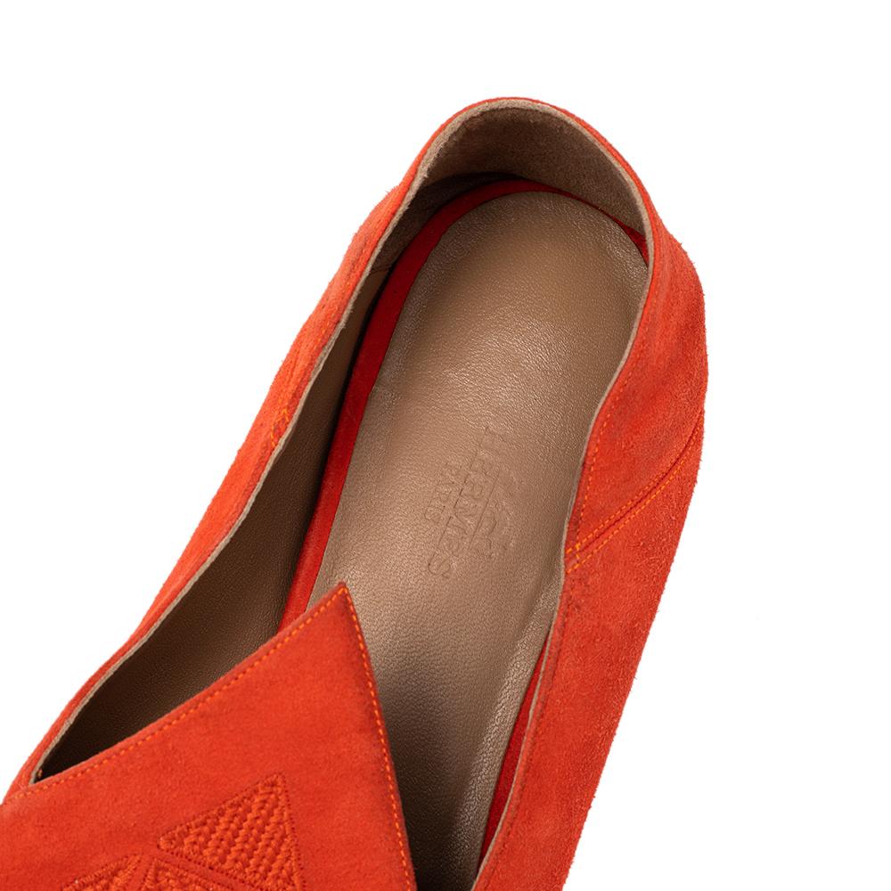Put your best foot forward this season in these stylish Hermes smoking slippers. These orange slippers sandals have been crafted from suede in Italy and they feature the sleek cuts on the vamps as well as insoles meant to provide comfort at every
