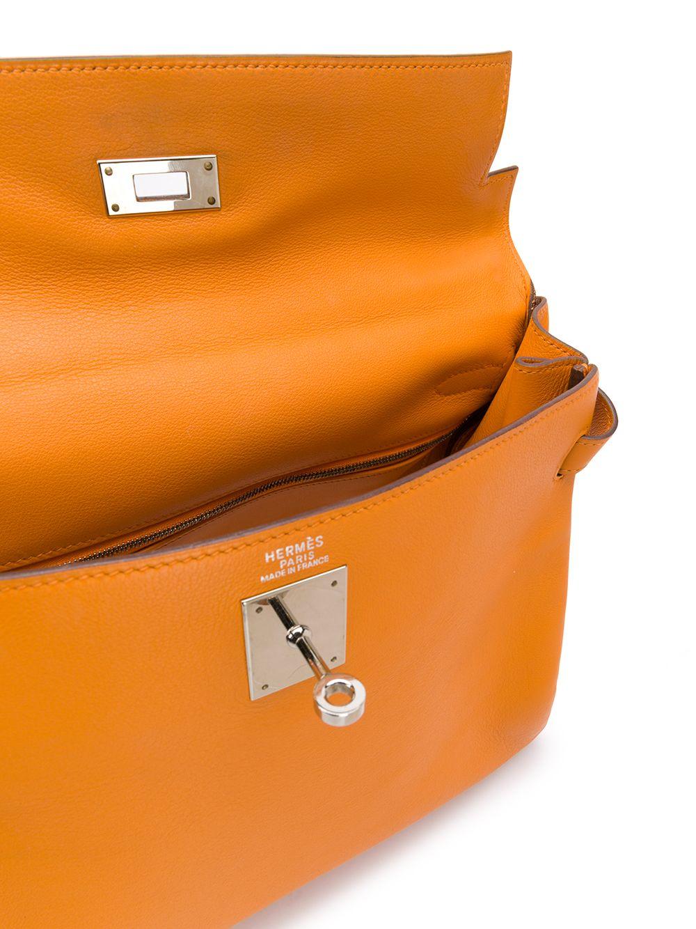 This 32cm Kelly Retourne bag from Hermès is a true testament to the quality of the house's craftsmanship, exuding timeless style and elegance. Crafted in France from supple swift leather, a fine grain which is incredibly soft to touch and has the