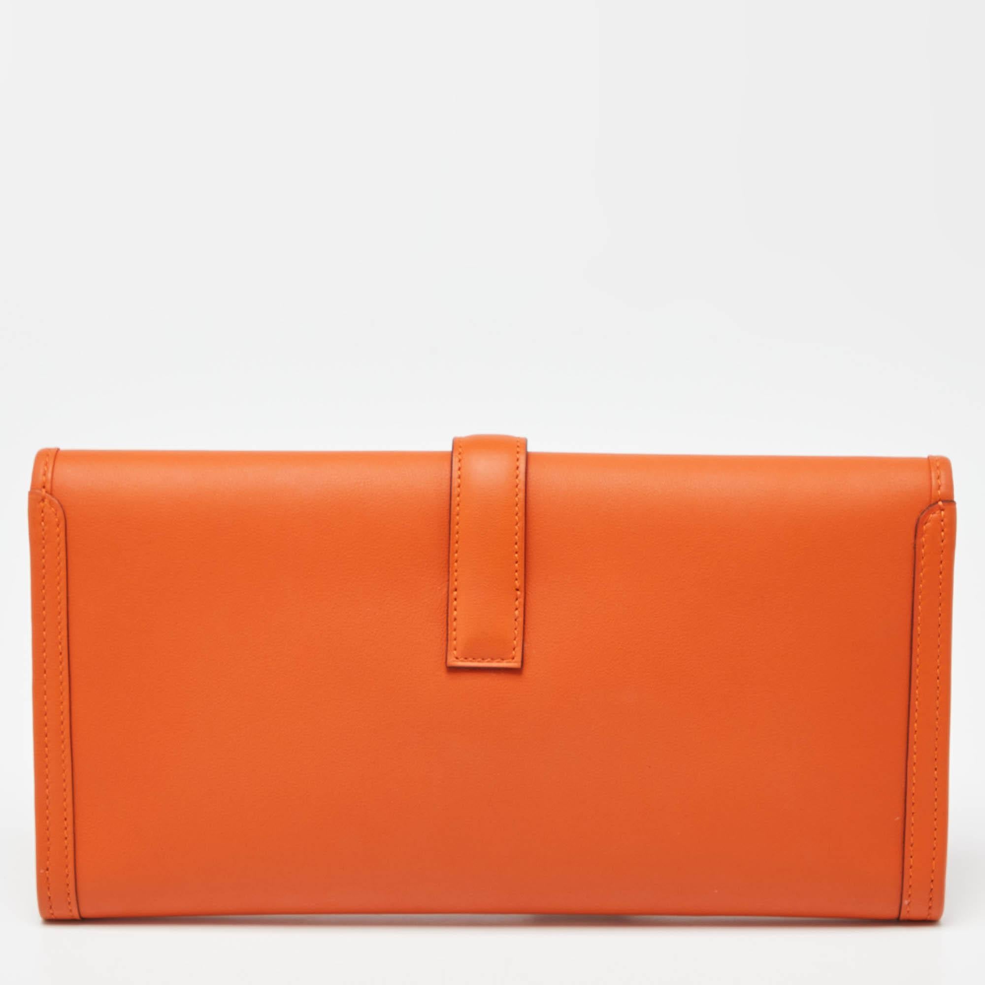 The Jige clutch by Hermès is a creation that is not only well-made but also coveted by women around the world. It is a design that is simple and sophisticated, just right for the woman who embodies class in a modern way. Meticulously crafted from
