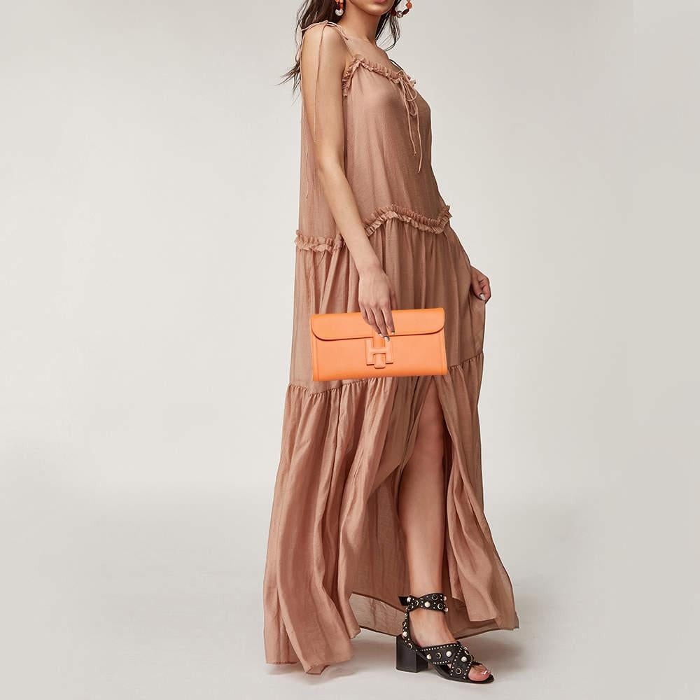 Hermès - Pochette Jige Elan 29 en cuir Swift orange Excellent état à Dubai, Al Qouz 2