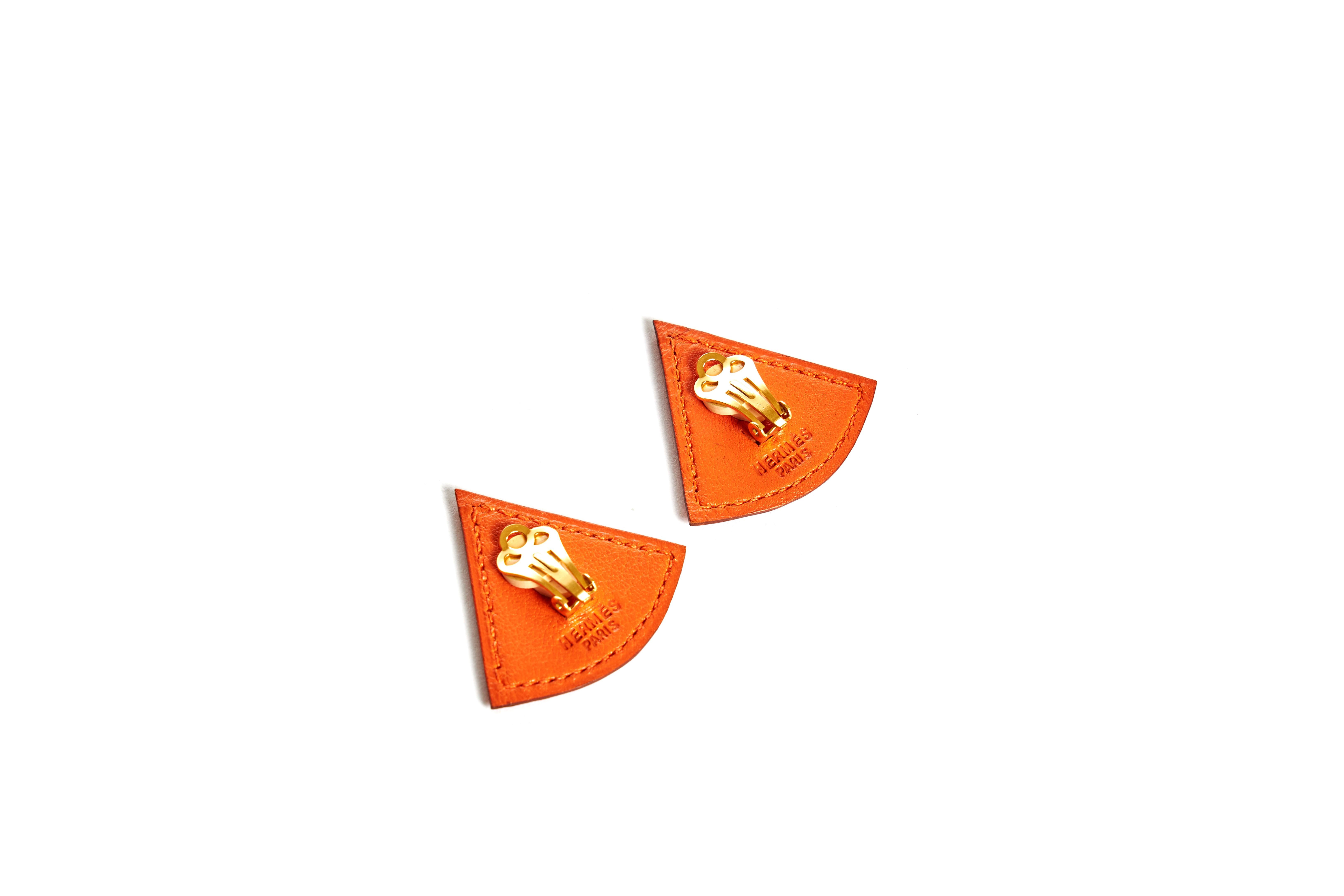 Hermès, boucles d'oreilles Swift triangulaires orange Excellent état - En vente à West Hollywood, CA