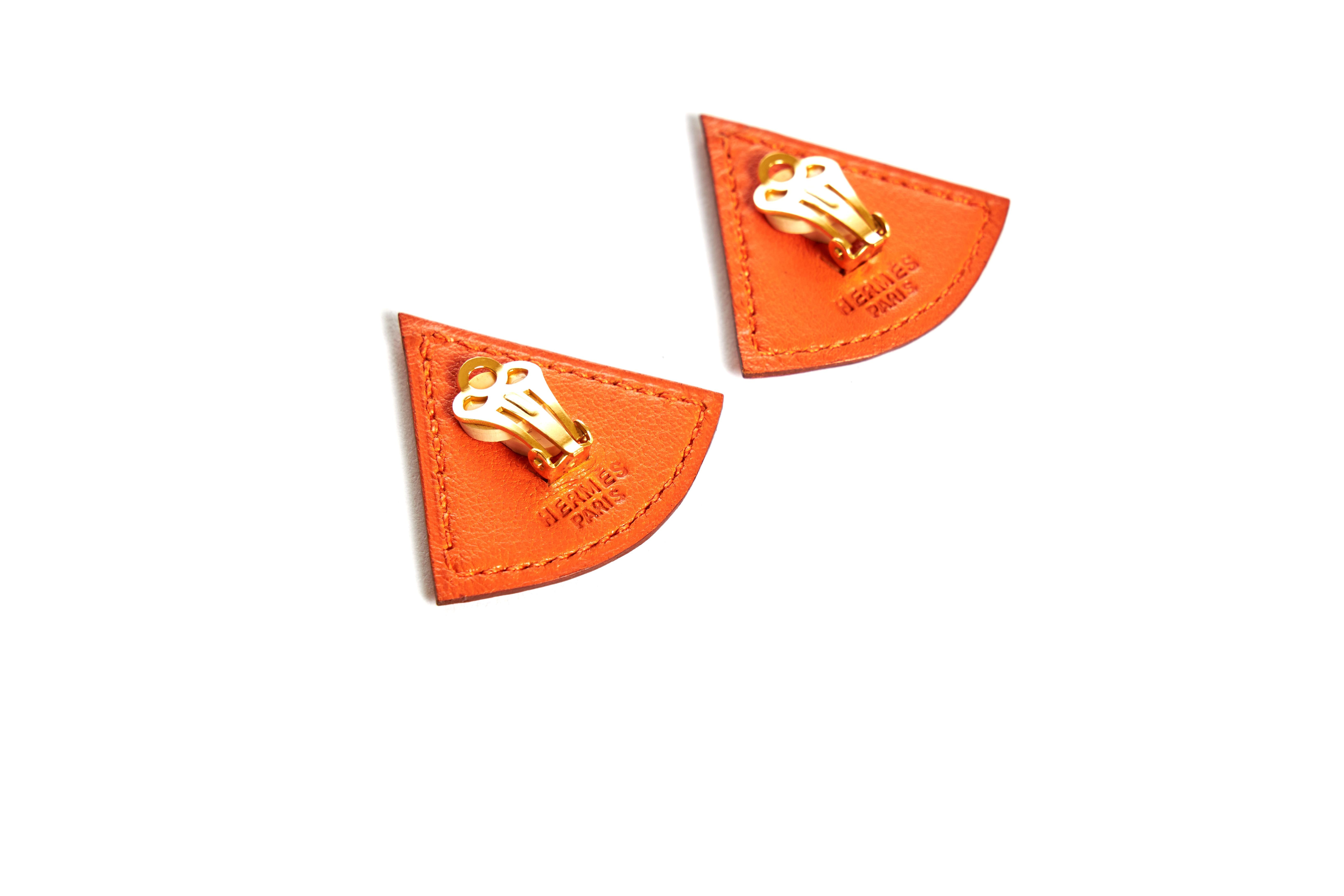 Hermès, boucles d'oreilles Swift triangulaires orange Pour femmes en vente