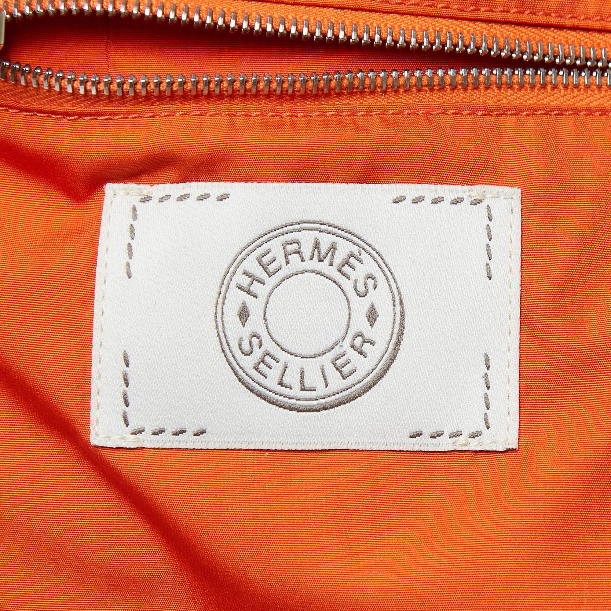 Hermès Orange Synthetik ärmellose Steppweste M im Zustand „Gut“ im Angebot in Dubai, Al Qouz 2