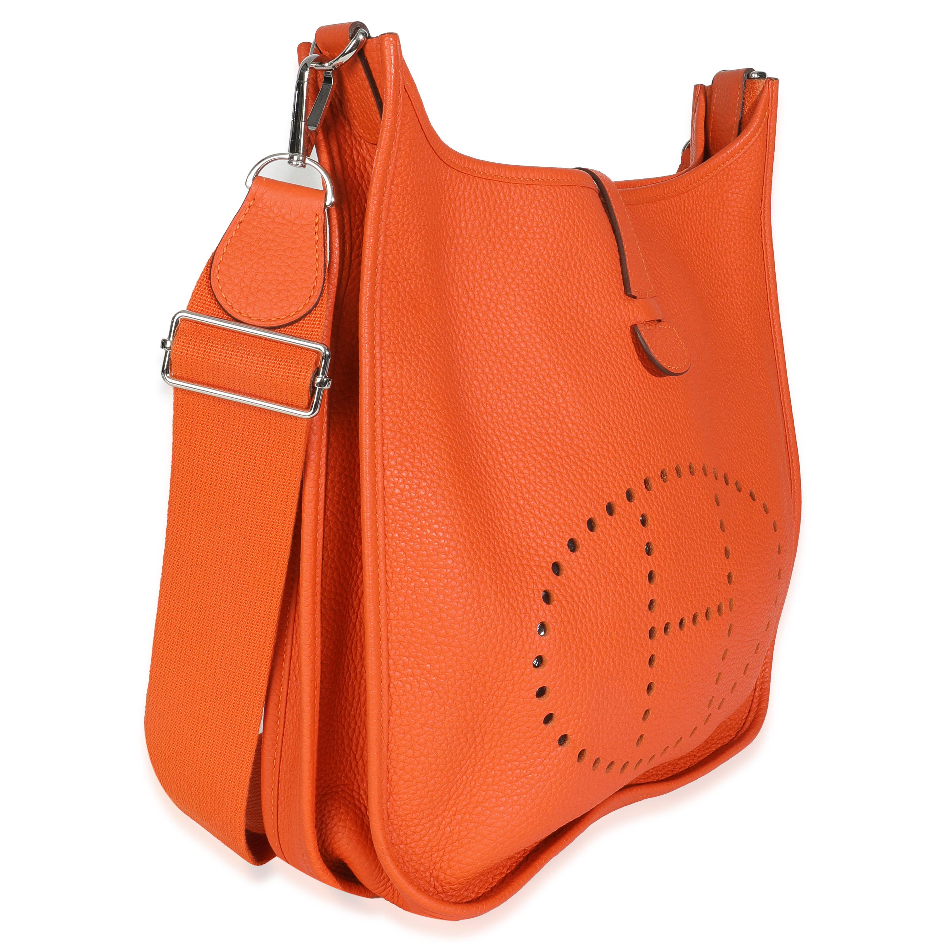 Listing Title : Hermès Orange Taurillon Clemence Evelyne III GM PHW
SKU : 147797
Condit : Usagé 
Condit : Conçu en 1978 par Evelyne Bertrand, le sac à bandoulière Evelyne d'Hermès se distingue par son logo H perforé sur le devant. Cet accessoire a