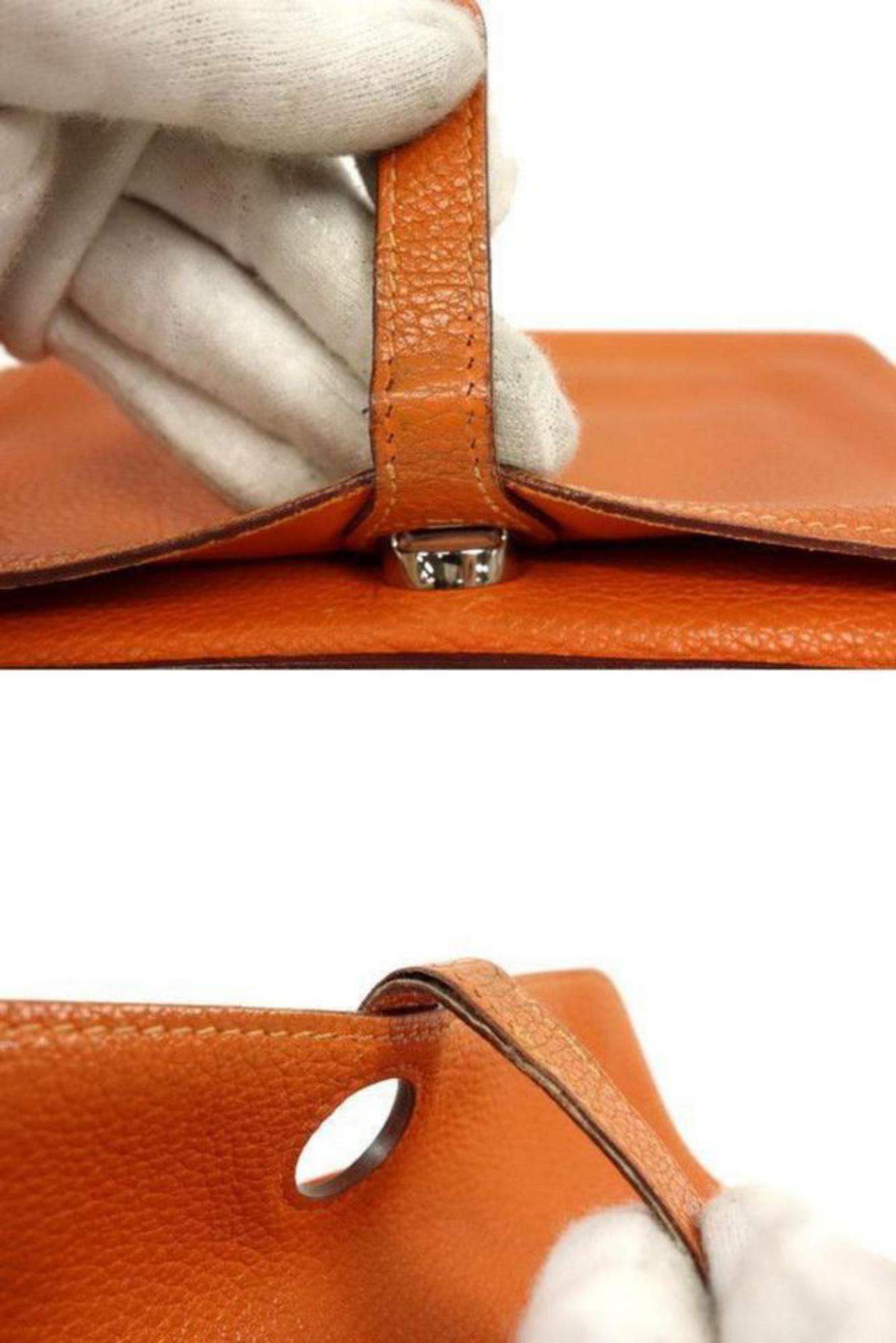 Hermès Portefeuille Dogon en cuir Togo orange 232H857
Date Code/Numéro de série :  F dans un carré 
Fabriqué en : France 
Mesures : Longueur : 7.75