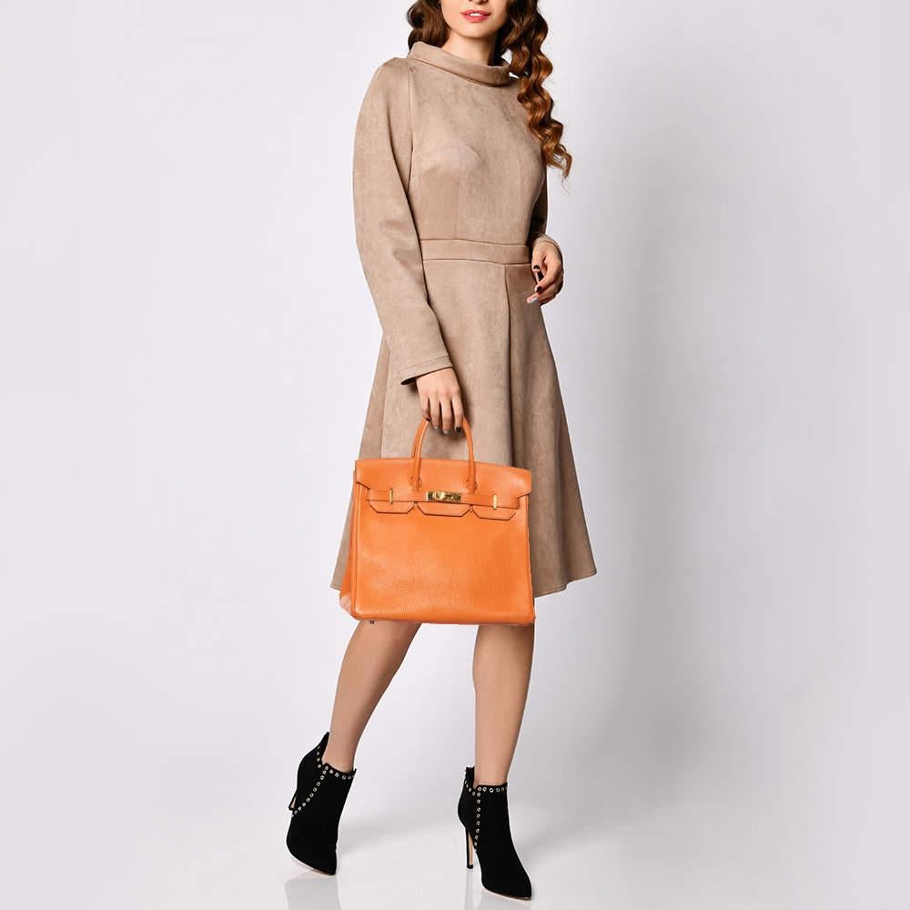 Le sac à main Hermès Birkin a été inspiré par Jane Birkin et est l'un des sacs à main les plus recherchés au monde. Fabriqué à la main à partir de cuir de la plus haute qualité par des artisans qualifiés, il faut de longues heures d'efforts