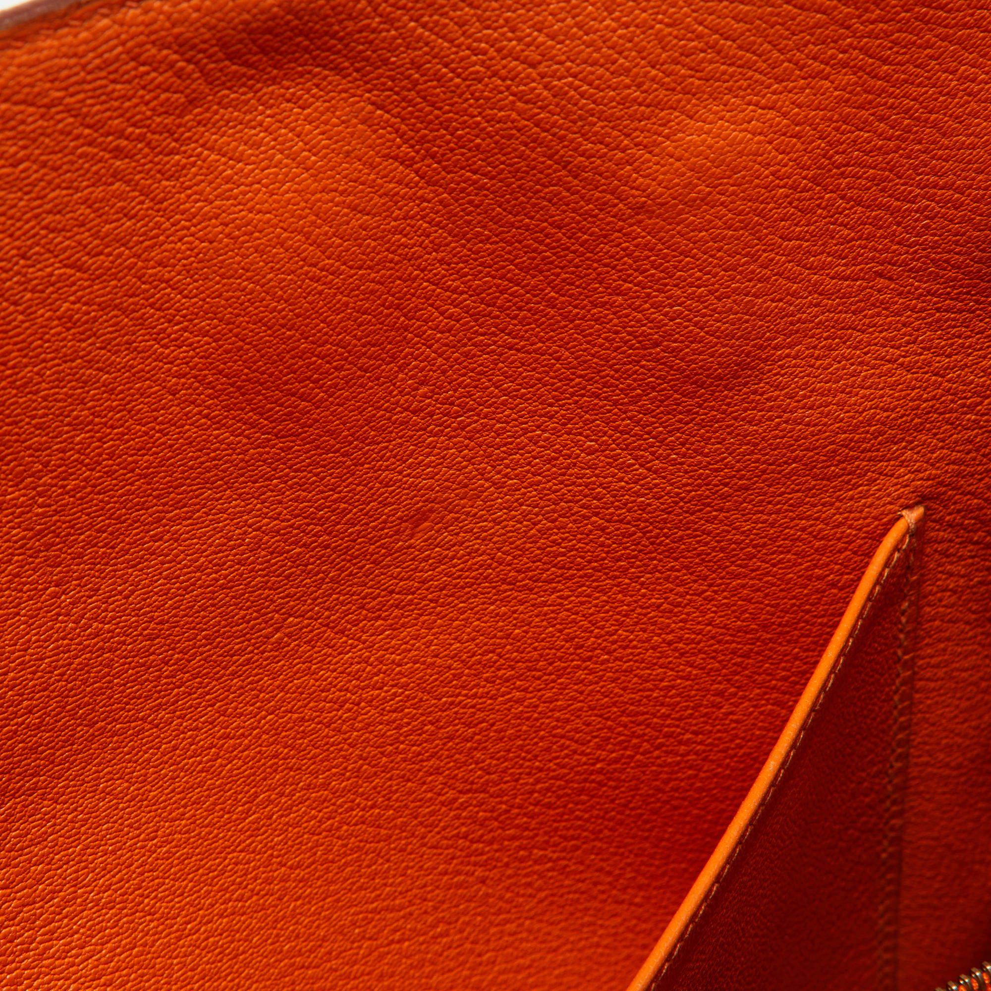 Hermes Orange Togo Leather Gold Hardware HAC Birkin 32 Bag In Good Condition For Sale In Dubai, Al Qouz 2