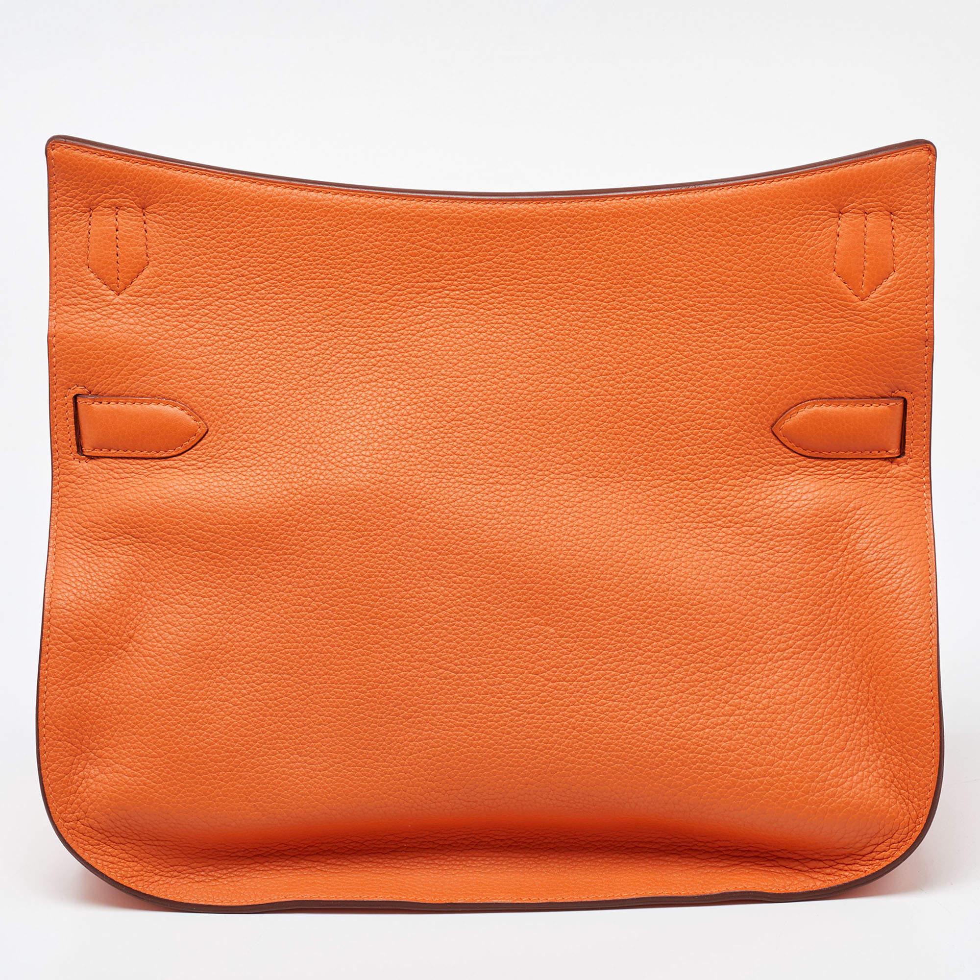 Hermès Jypsiere is a re-interpretation of the iconic Hermes Kelly. The messenger style bag is crafted from brown Clemence leather. The bag has a round bottom and features a thick adjustable shoulder strap that provides the needed comfort. The front