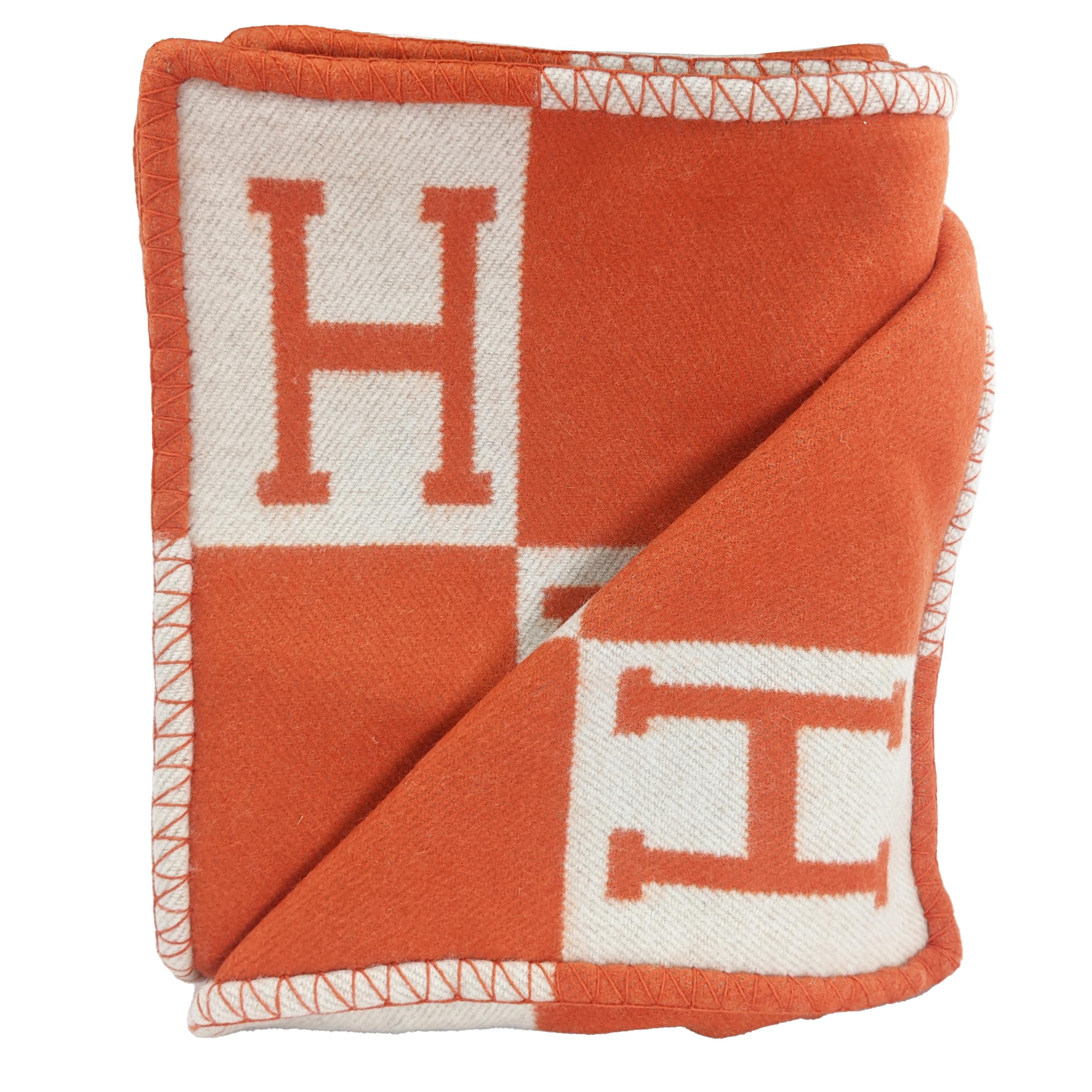 Condition: This authentic Hermes blanket is in great pre-loved condition. There is light pilling throughout the blanket.

No storage accessories included

Features: Orange and white wool and cashmere-blend Hermes Avalon throw blanket with H motif