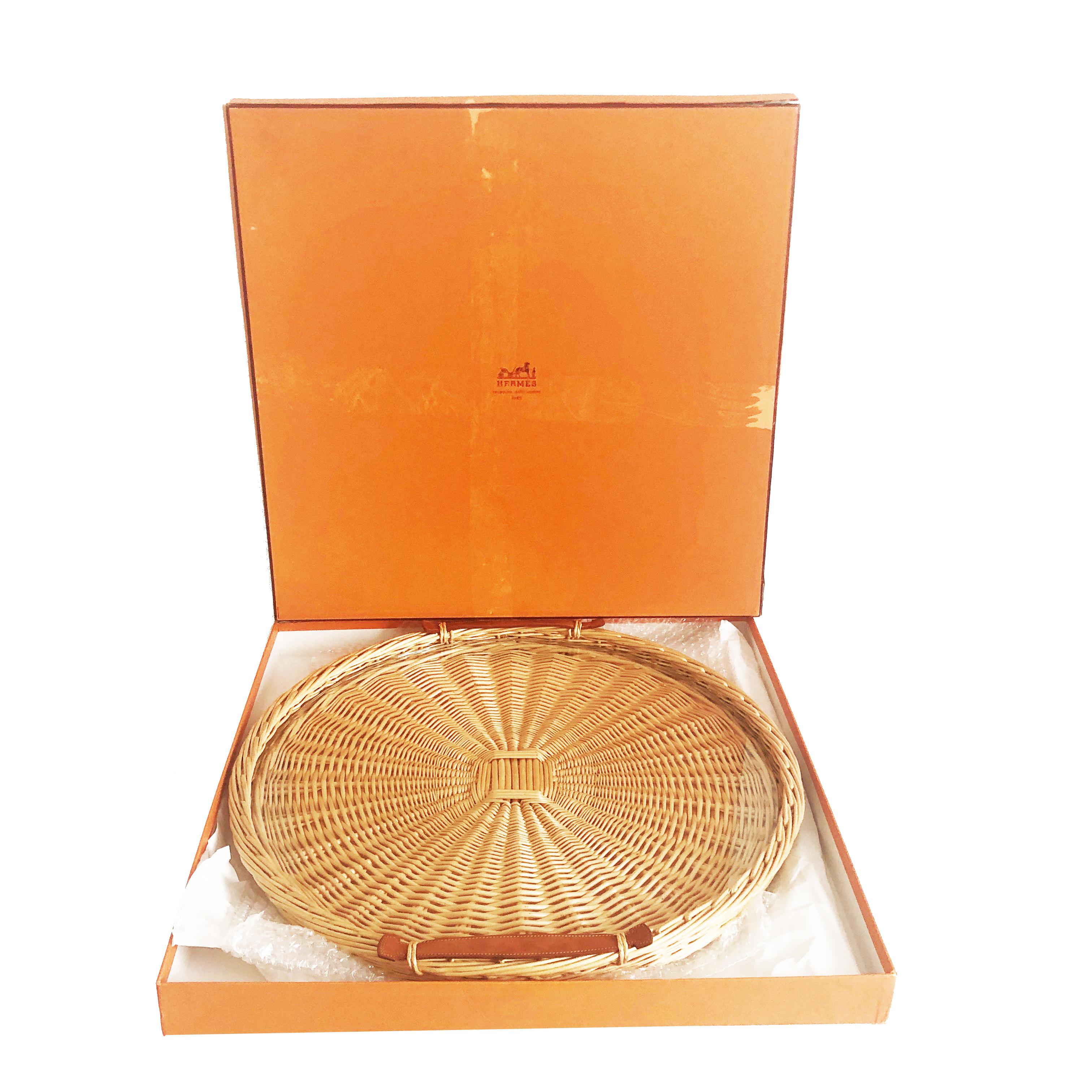 Authentic, preowned Hermes Oseraie Tray or Serving Platter Round Wicker with Bridle Handles & box.  Features a clear glass insert that is removable for cleaning.  Preowned with signs of prior use: patina & water spots to bridle leather handles, some