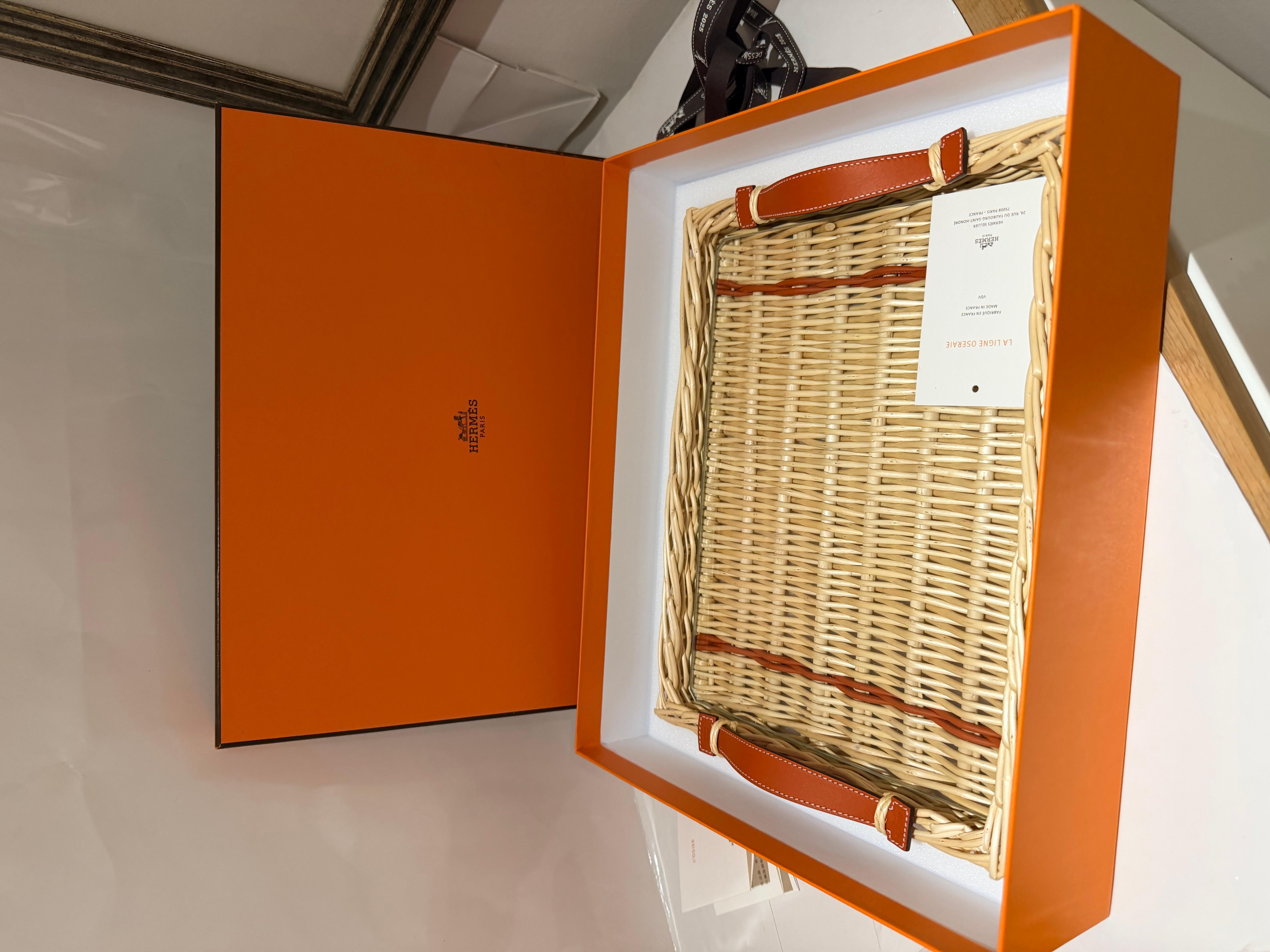 Hermes Bandeja rectangular de mimbre, Oseraie Bandeja de color, color terre battue

- Tiras de piel de becerro Swift trenzada a mano
- Asas de piel de becerro Swift
- Inserto de lámina de cristal para proteger el mimbre
Fabricado en Francia
Diseñado