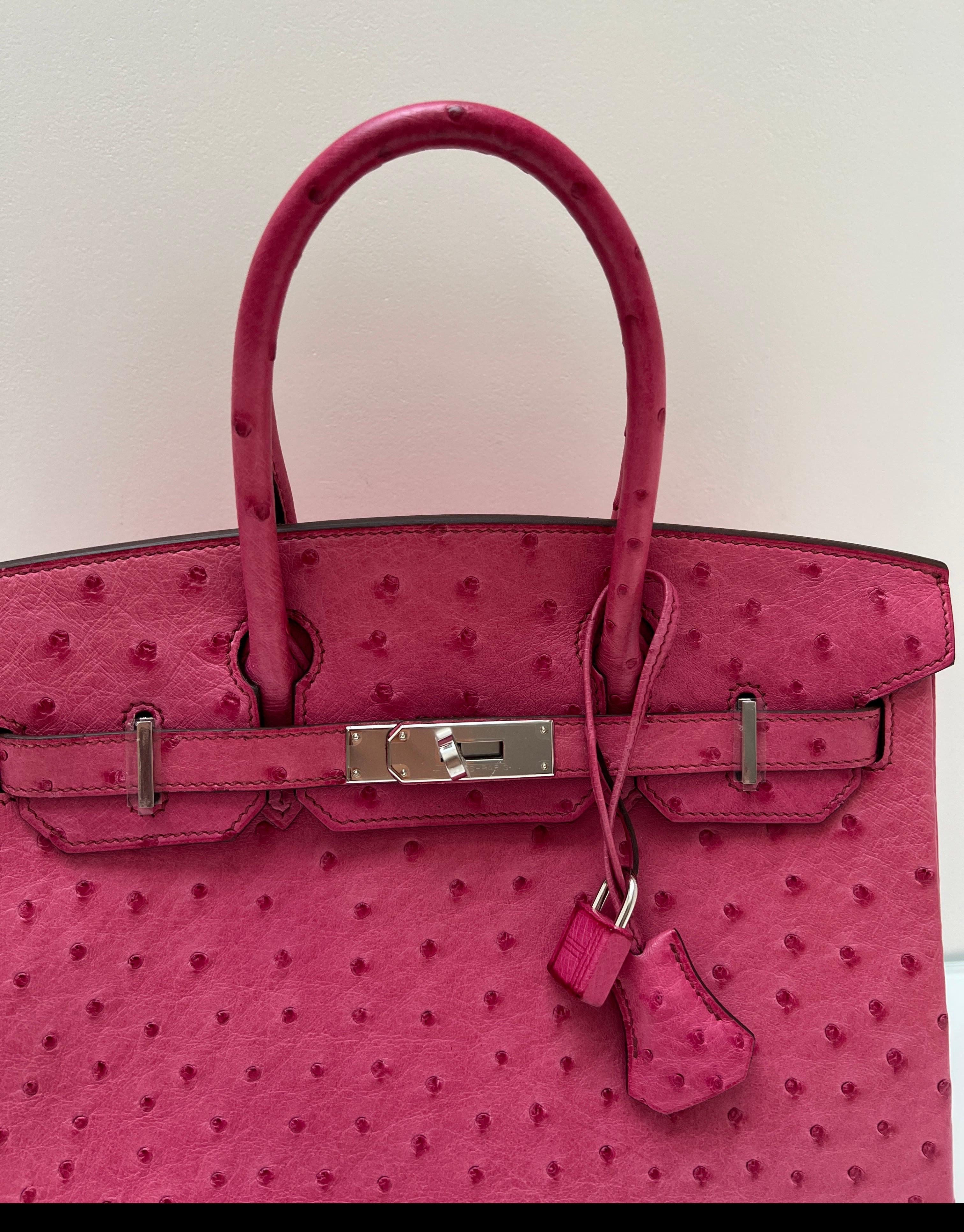 Sac Hermes Birkin 30 en autruche Tyrien rose rose. Cuir d'autruche exotique et accessoires en palladium. Excellent état comme neuf. Restauré chez Hermes pour la quincaillerie et le nettoyage. On dirait qu'il s'agit d'un nouveau sac. Intérieur