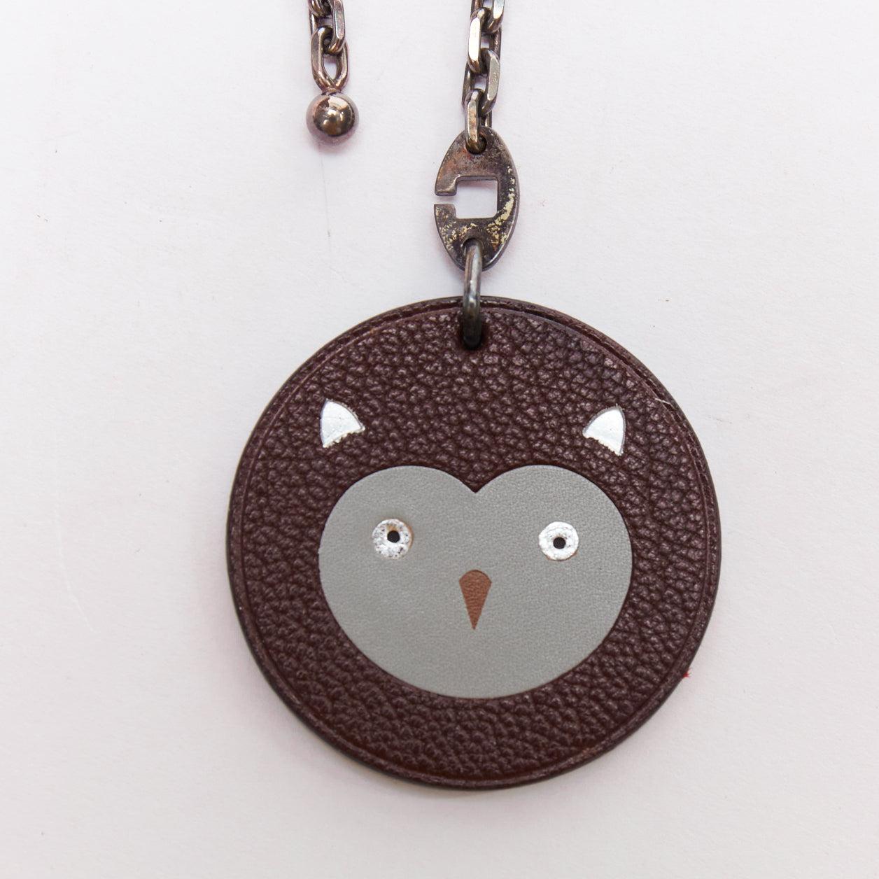 HERMES Owl brown textured leather cartoon round palladium charm
Reference: AAWC/A01348
Brand: Hermes
Material: Leather, Metal
Color: Brown
Pattern: Cartoon
Extra Details: Logo back.

CONDITION:
Condition: Very good, this item was pre-owned and is in