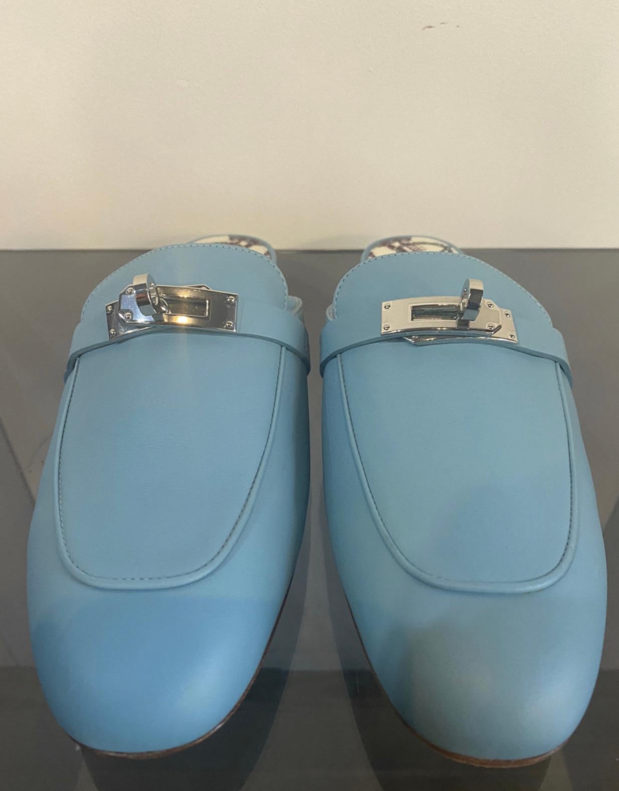 Hermes Oz slipper, 
size 39.5, in light blue leather, with steel-coloured closure, internally lined in Hermes print cotton.
heel height 2 cm, internal insole length 26 cm, in perfect condition, new never used.