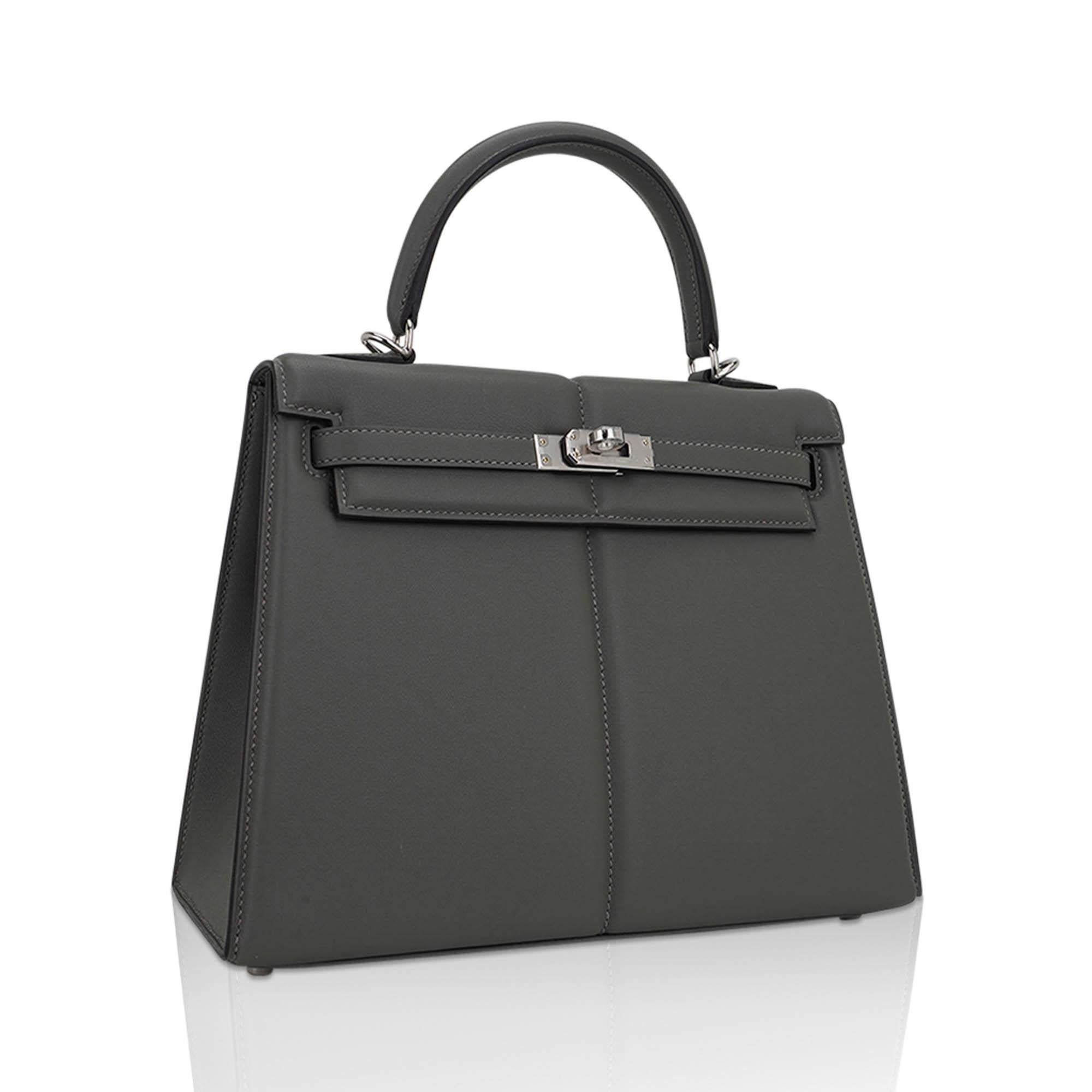 Mightychic offers an Hermes Padded Kelly 25 bag featured in Gris Meyer.
This rare limited edition Hermes Kelly bag has tone on tone saddle stitching to help accentuate the gently padded panels.
The spirit of travel has always influenced Hermes and