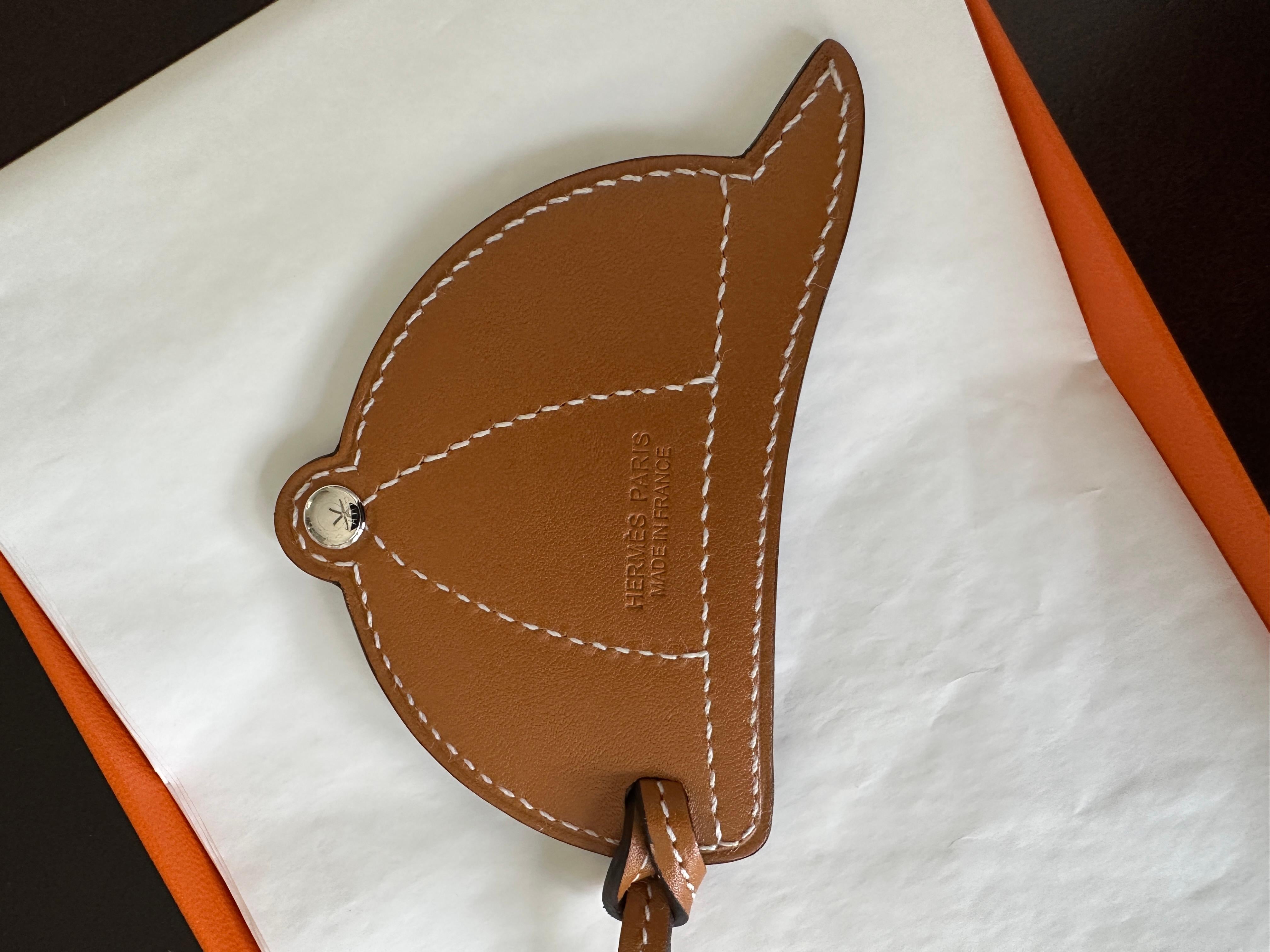 The Paddock Boot Charm
HERMES PADDOCK LEATHER BOOT CHARM
Naturel / Sable / Bleu Zellig
How cute is this!
Equestrian Boot charm in Butler and Swift calfskin with palladium plated buckle
Comes in Hermes Box tissue and ribbon
Retail is $820 plus