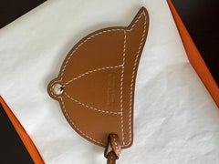 HERMES Paddock BOMBE (CAP) CHARM IN Rouge und Natur