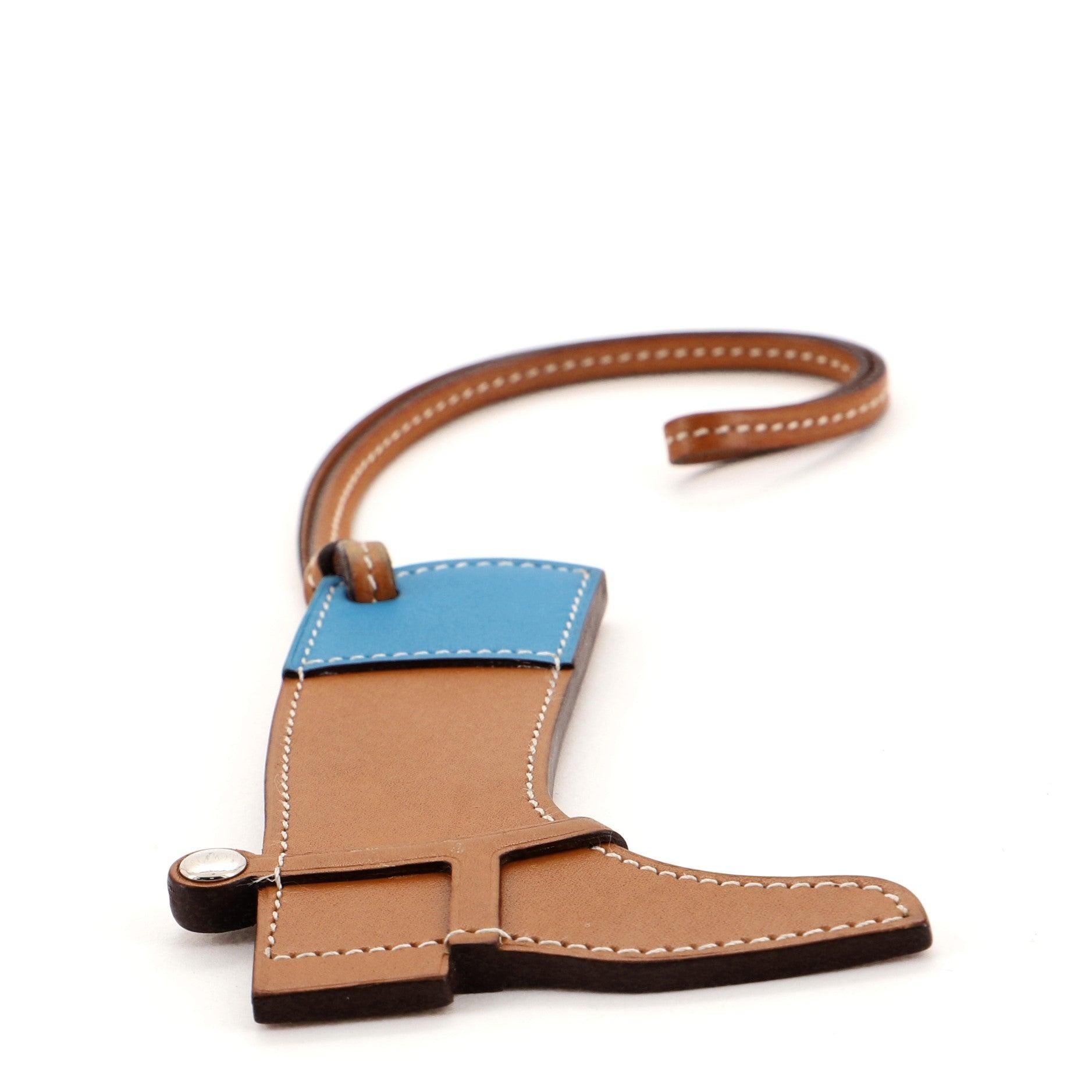 Hermes Paddock Boot Bag Charm Leather
Blue Brown Leather

Condition Details: Scuffs on exterior, wear and darkening on strap base, scratches on hardware.

50557MSC

Height 4