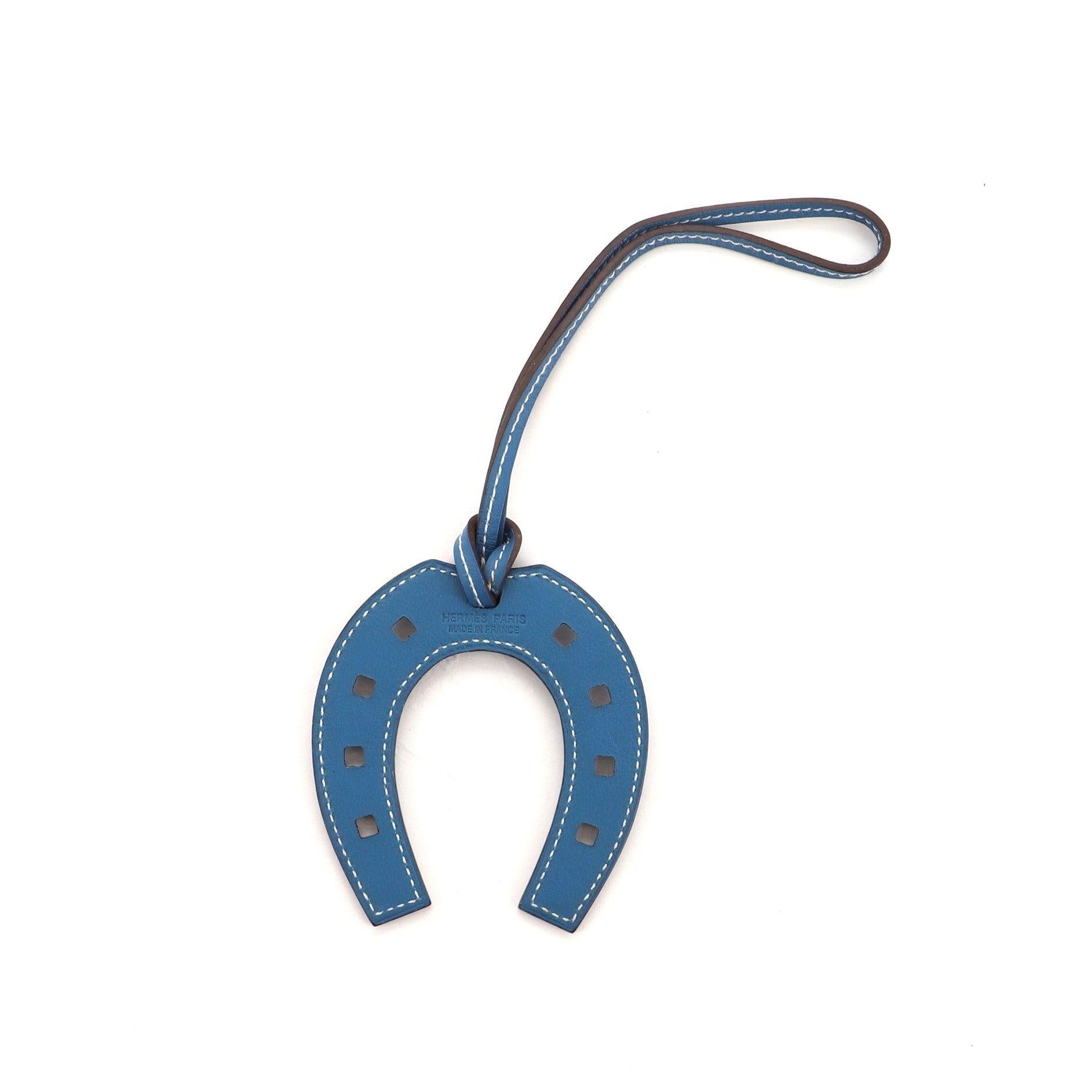 Hermes Paddock Horseshoe Bag Charm Leather
Blue Leather

Condition Details: Small glue stain on strap.

50565MSC

Height 3