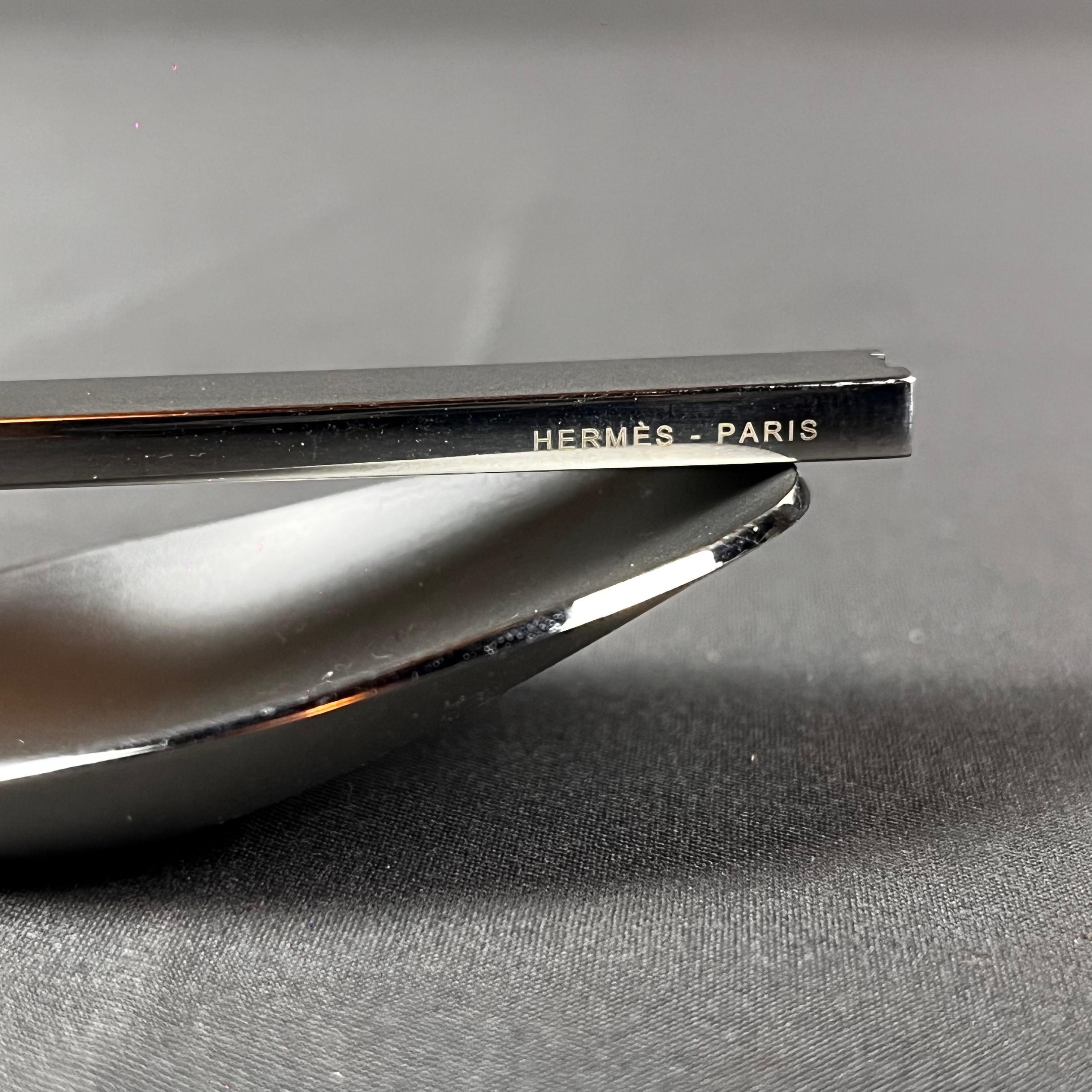 Paire de cuillères à dessert en acier inoxydable par Hermès. La Collection HTS, Hermès Tout Simple, présente un design ergonomique et une nouvelle forme d'élégance née de la combinaison du poli miroir et du mat profond. La Collection HTS a été