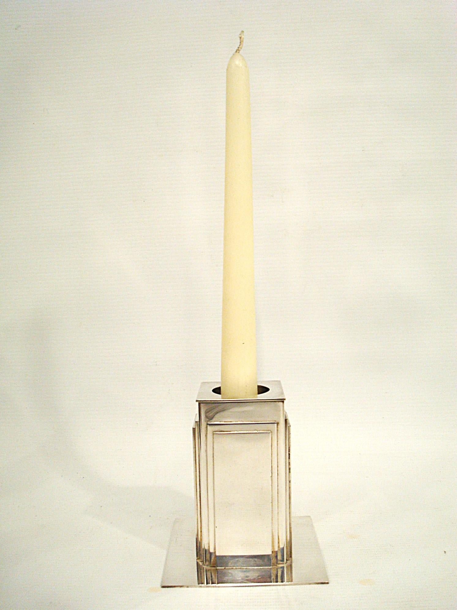 Hermès - Par de Portavelas Diseño Rascacielos, Francia c1920's

Son candelabros llamativos  con un diseño claramente arquitectónico. Sus líneas limpias y su forma geométrica evocan una sensación de elegancia modernista.
Objeto escultórico perfecto