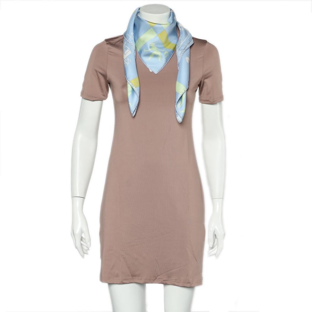 Beautifully tailored and flaunting a chic design, this scarf from Hermès makes the best summer accessory. It is designed using pale-blue Jeux d'Ombres silk fabric. It measures 88 cm x 87 cm in dimensions. Update your accessory collection with this