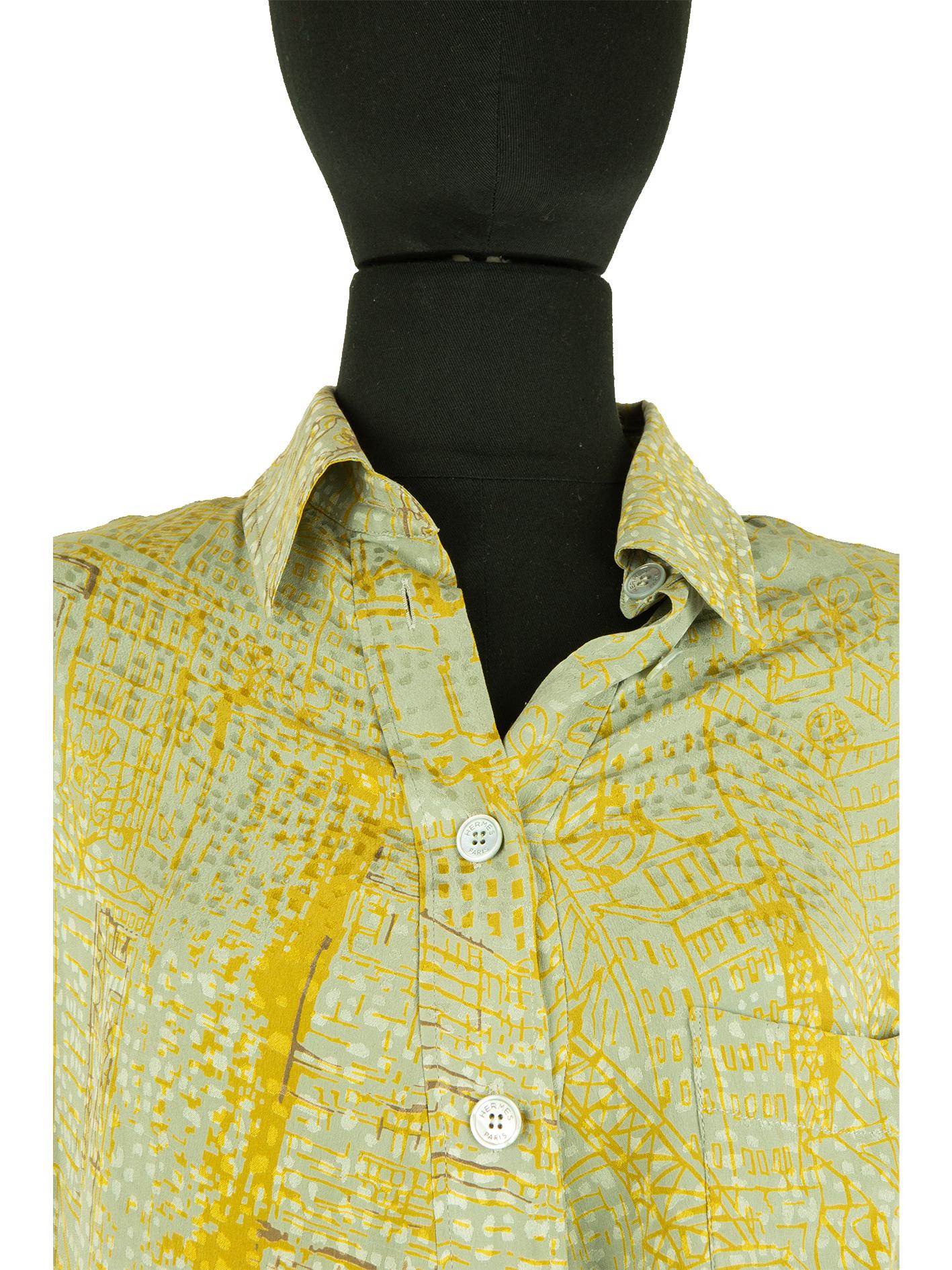 Jaune Hermès - Chemise en soie imprimée asymétrique vert pâle et moutarde en vente