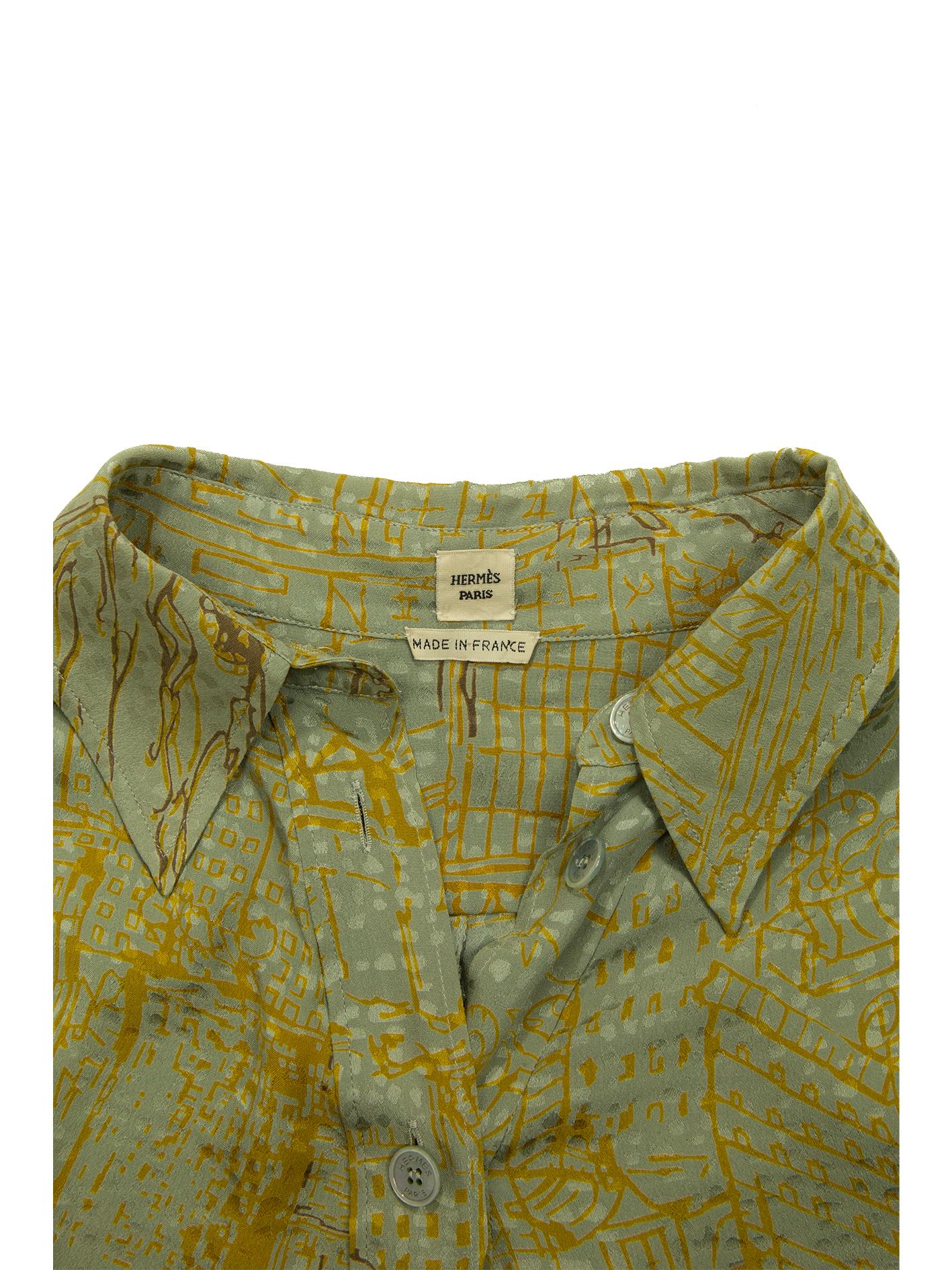 Asymmetrisches bedrucktes Seidenhemd von Hermès in Blassgrün und Senf im Angebot 3
